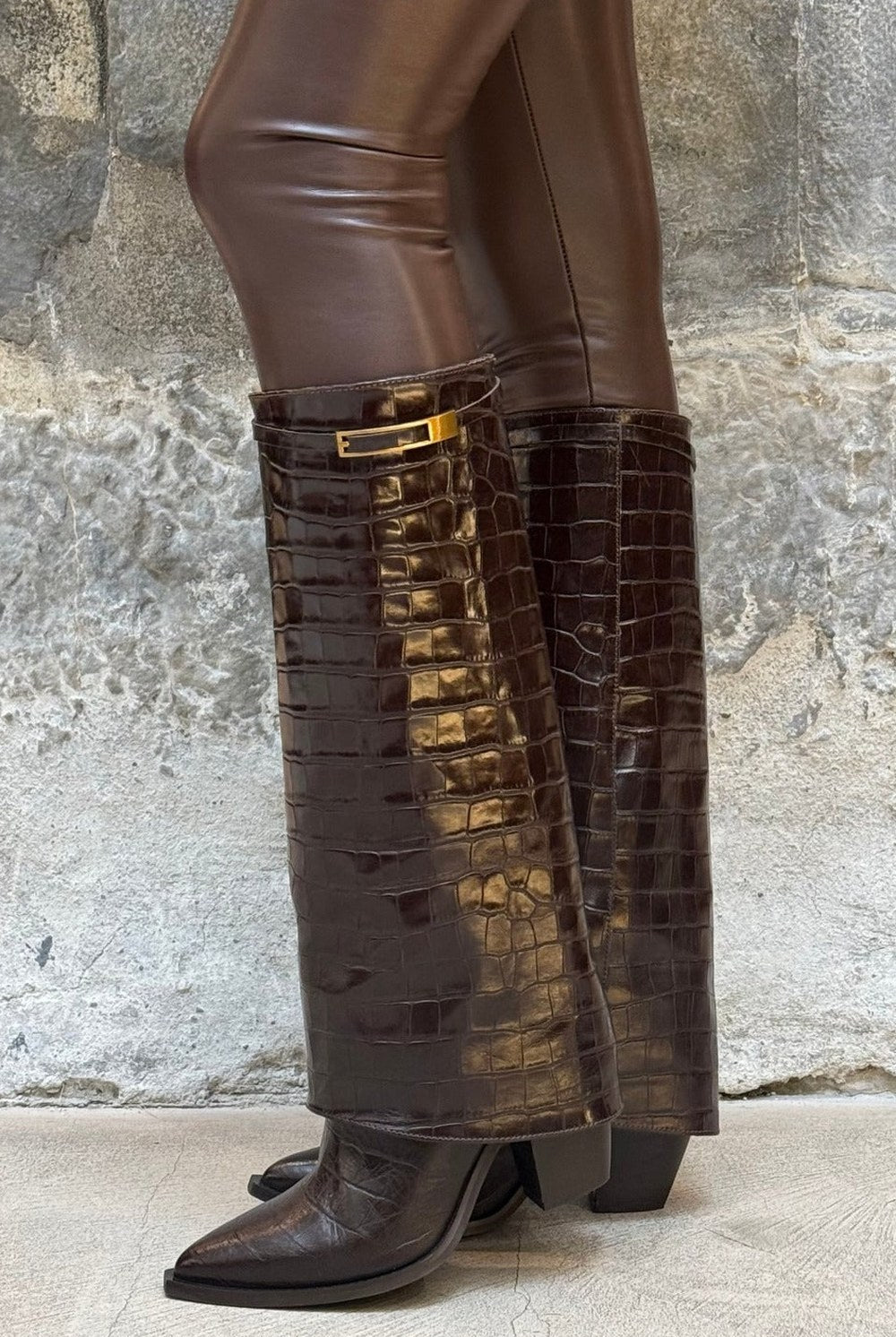 Bottes à revers façon croco portées – Imperial