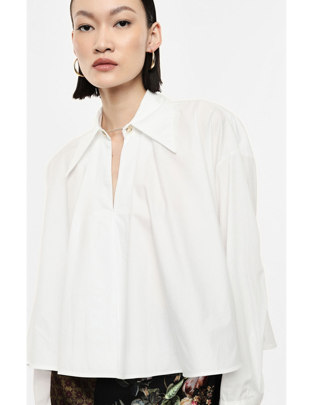 Chemise courte ample en coton à maxi poignets, portée