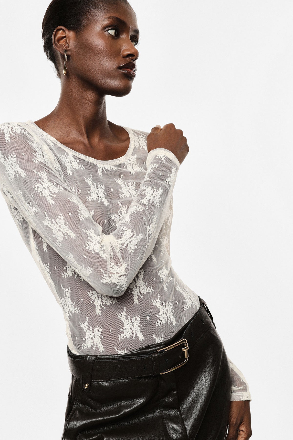 T-shirt dentelle florale manches longues porté, face – Écru – Imperial Femme