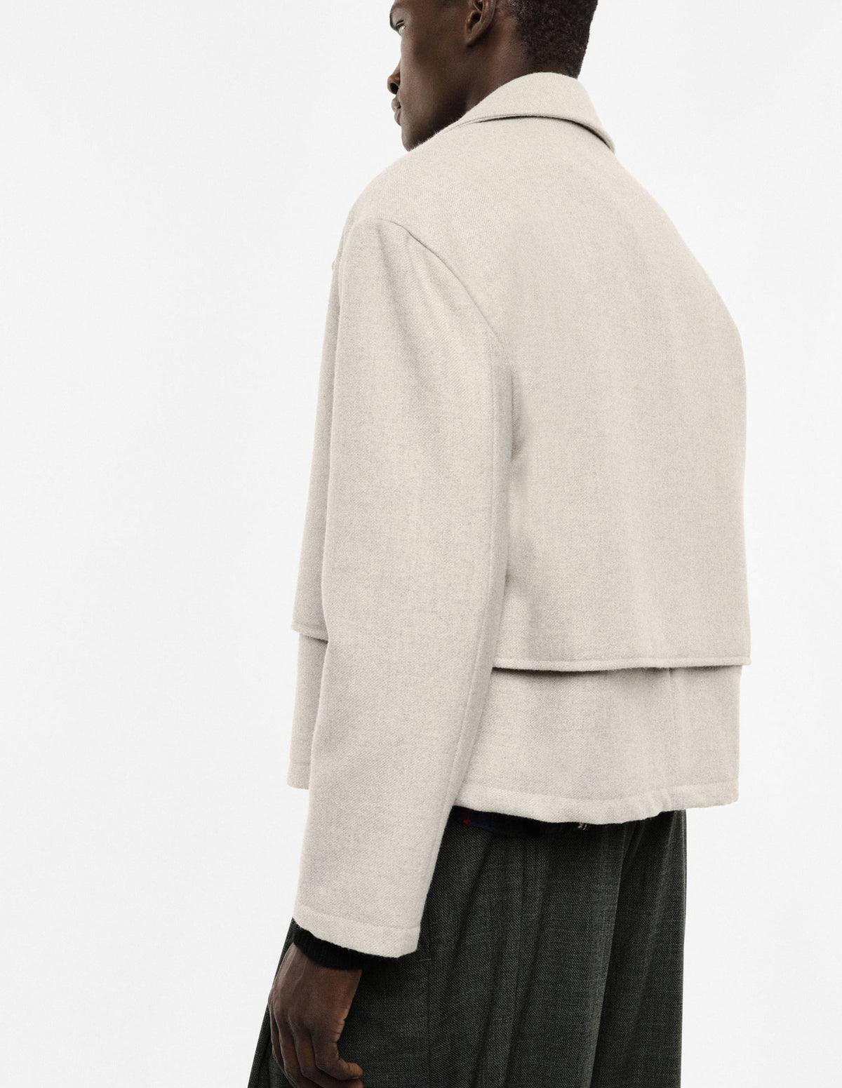 Manteau court à rabats superposés porté, profil – Écru chiné – Imperial Homme