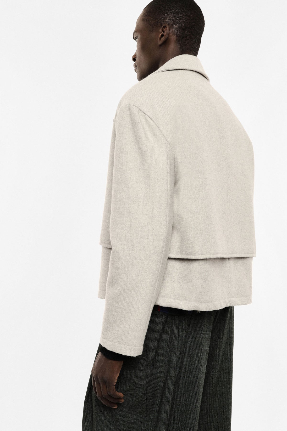 Manteau court à rabats superposés porté, profil – Écru chiné – Imperial Homme