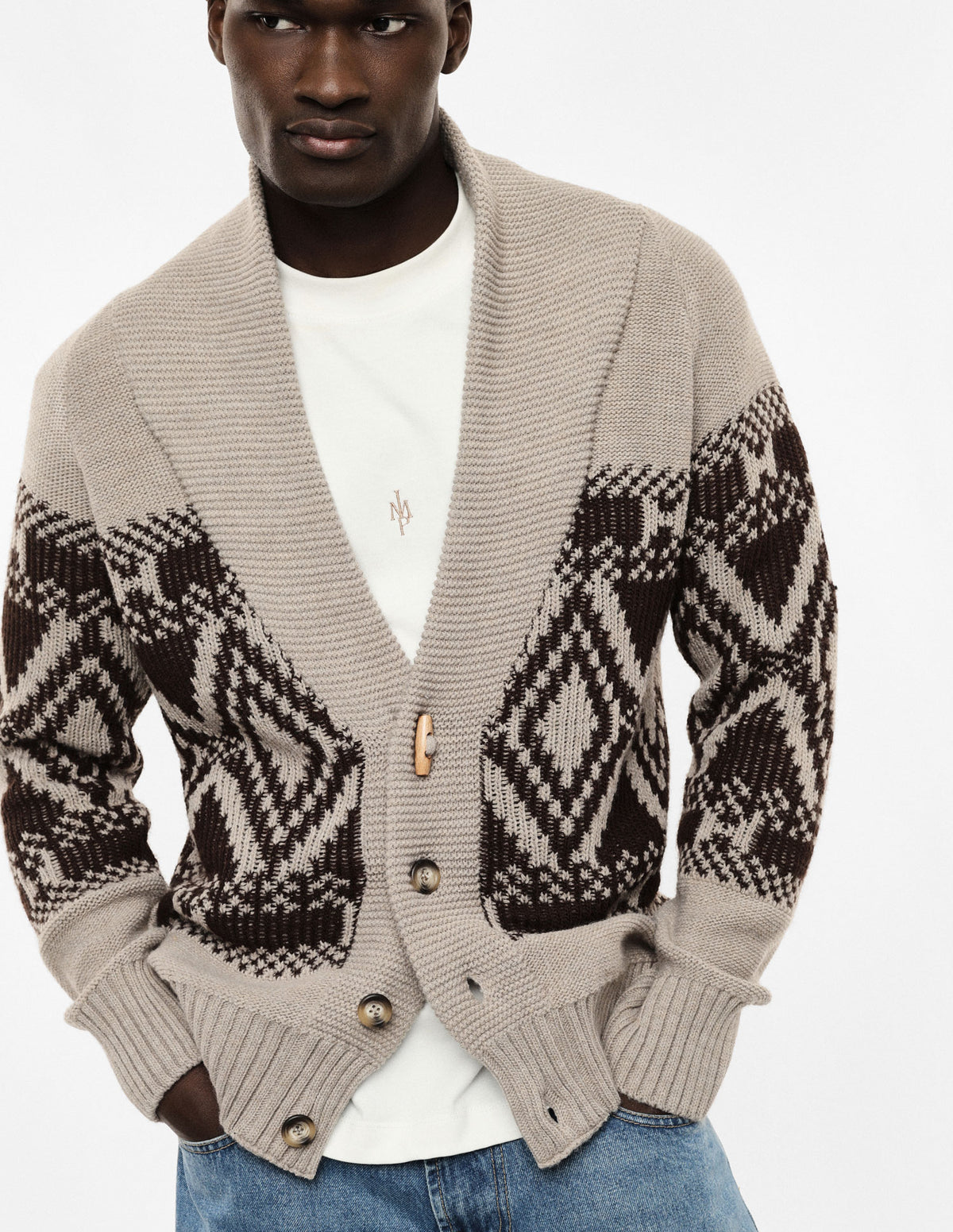 Cardigan col châle en maille jacquard porté, face – Beige ficelle – Imperial Homme