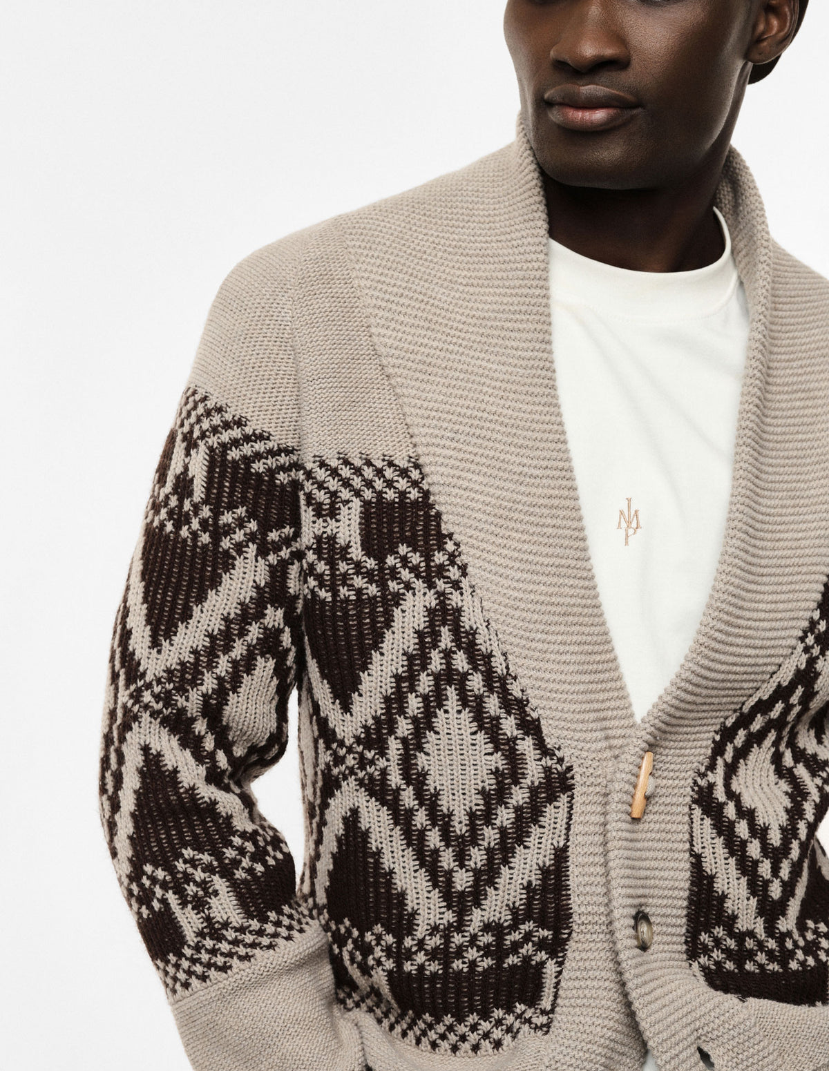 Cardigan col châle en maille jacquard porté, profil – Beige ficelle – Imperial Homme