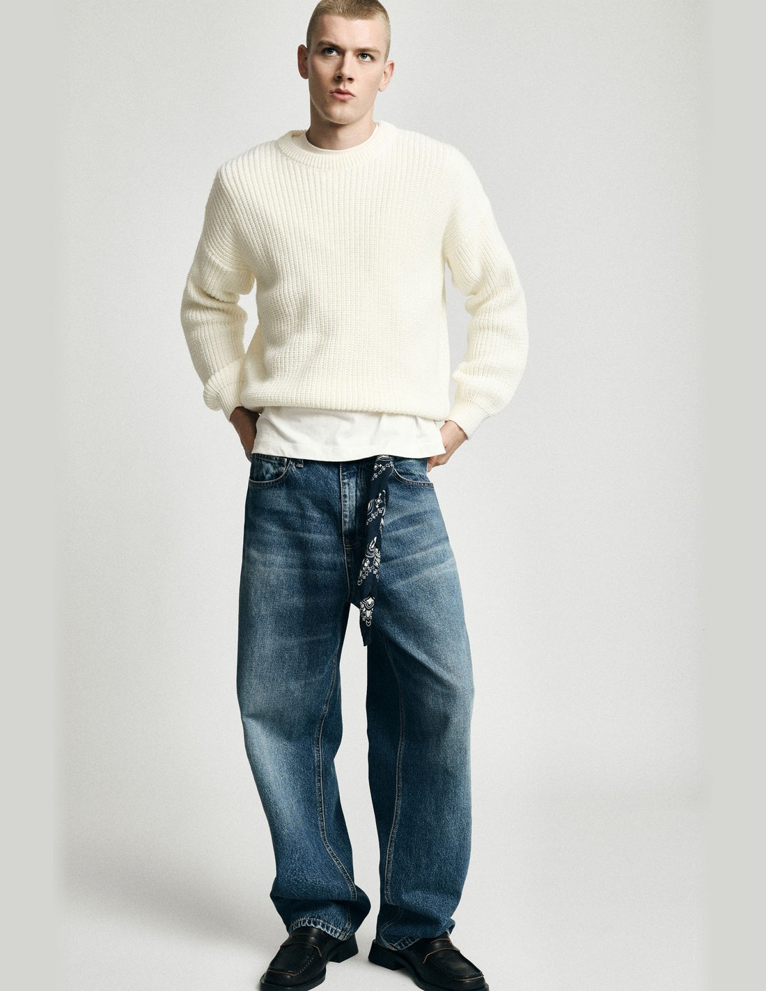 Jean baggy taille mi-haute, porté