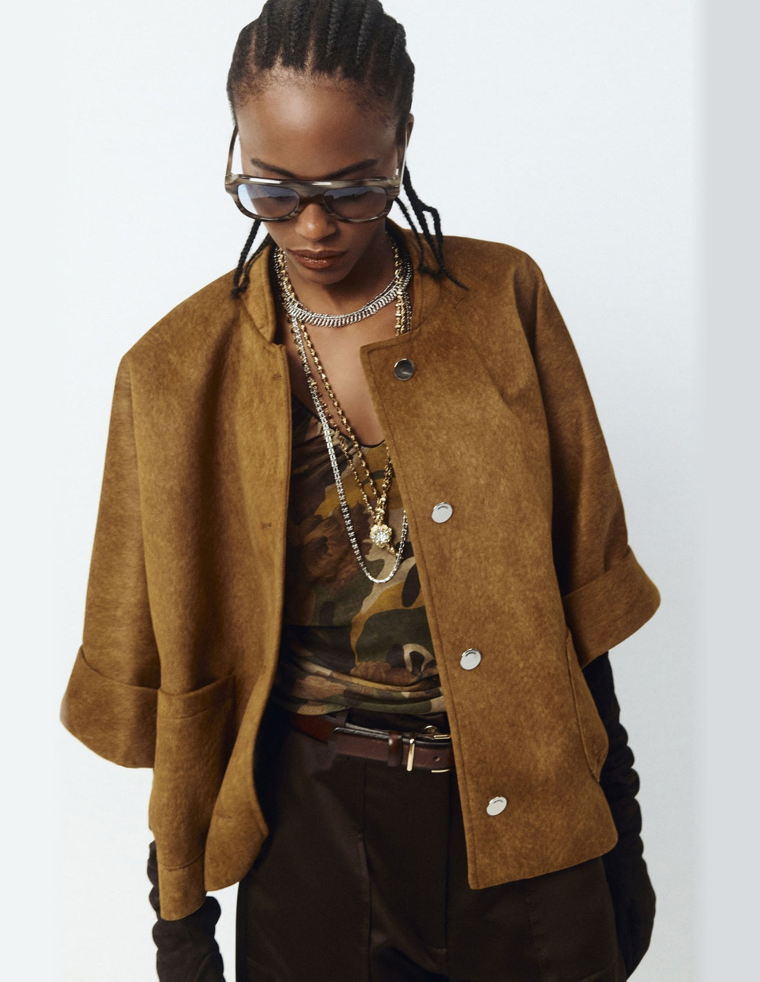Veste courte boxy effet suédine, portée