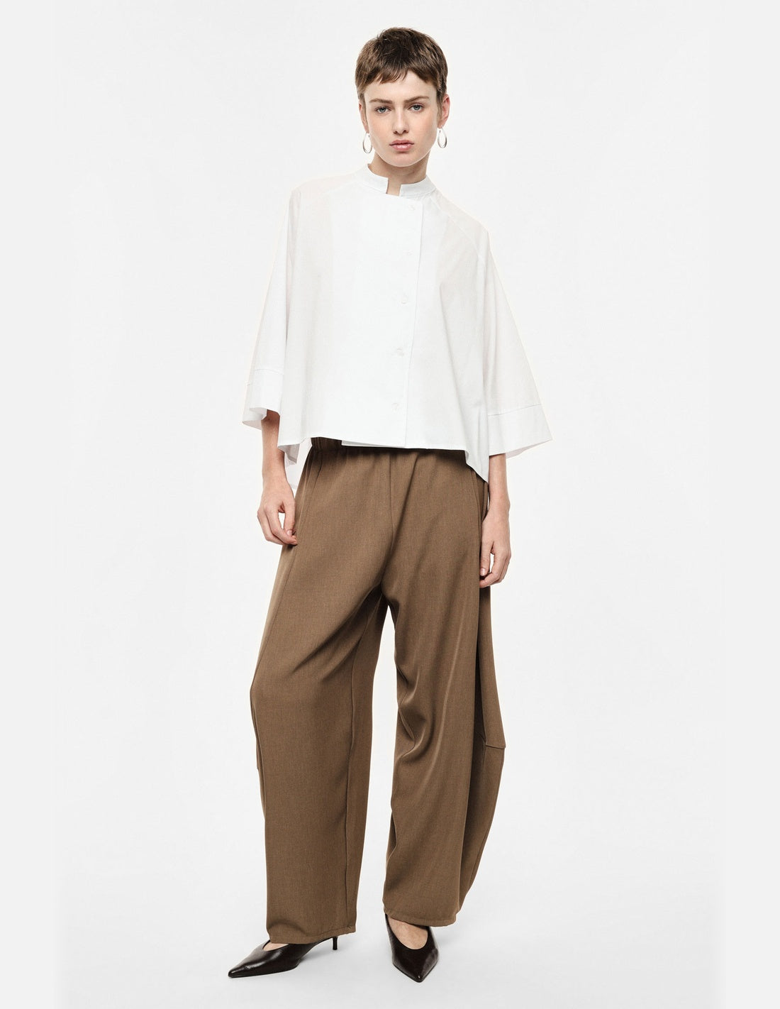 Pantalon barrel fluide, porté de face