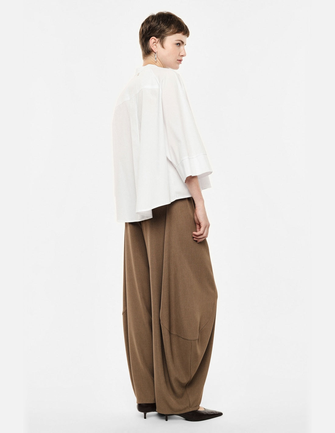 Pantalon barrel fluide, porté de profil