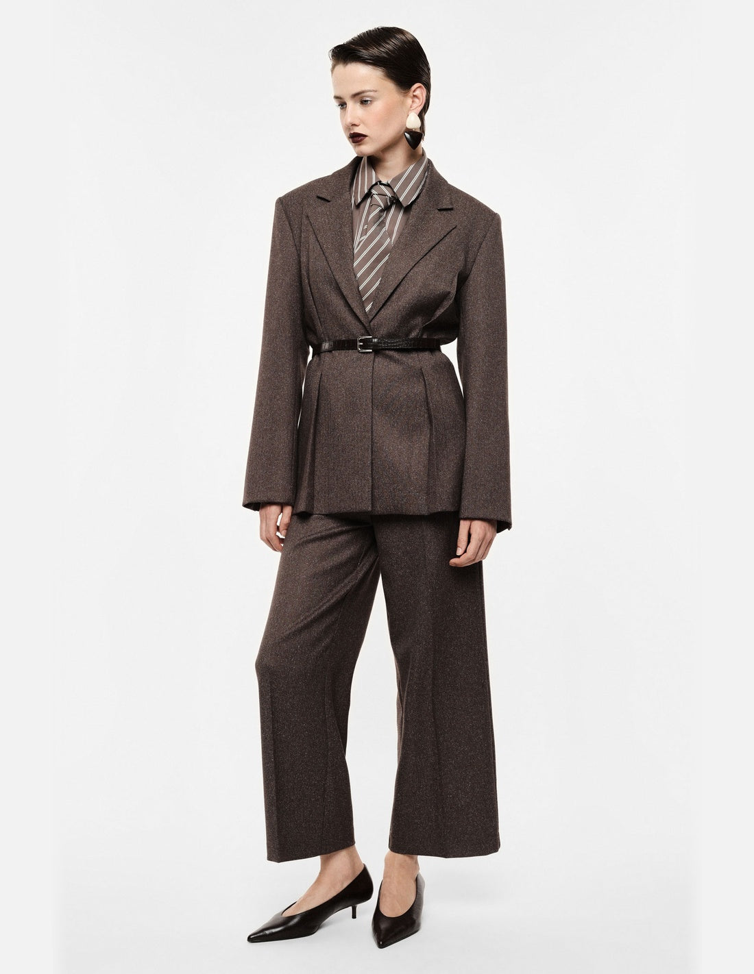 Pantalon large taille haute, porté de face