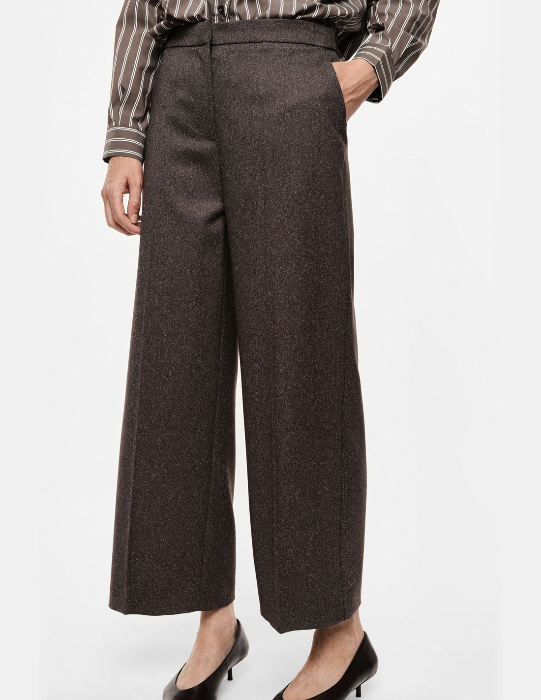 Pantalon large taille haute, porté de profil