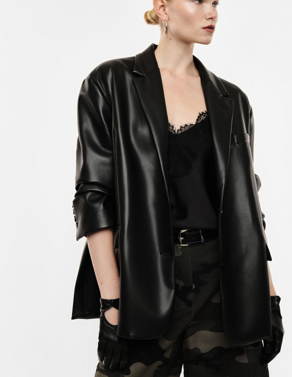 Blazer oversize en cuir synthétique porté de face – Noir – Imperial Femme