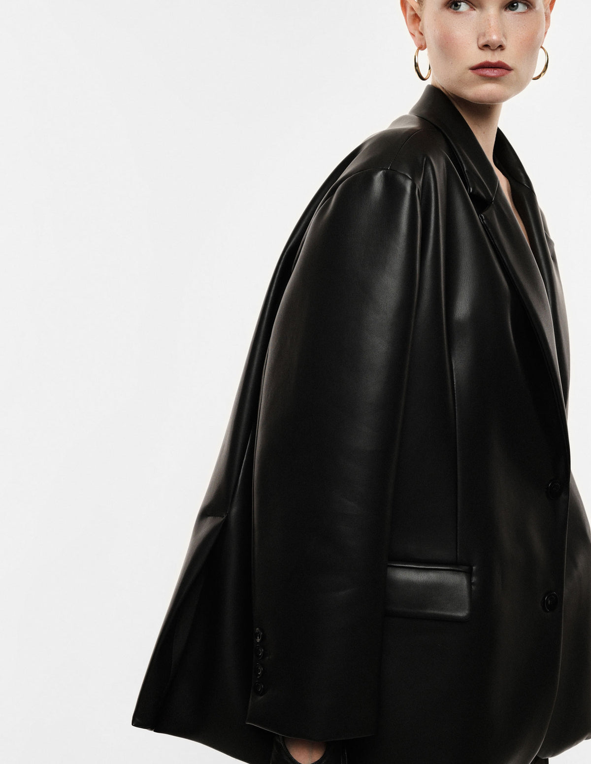 Blazer oversize en cuir synthétique porté de profil – Noir – Imperial Femme