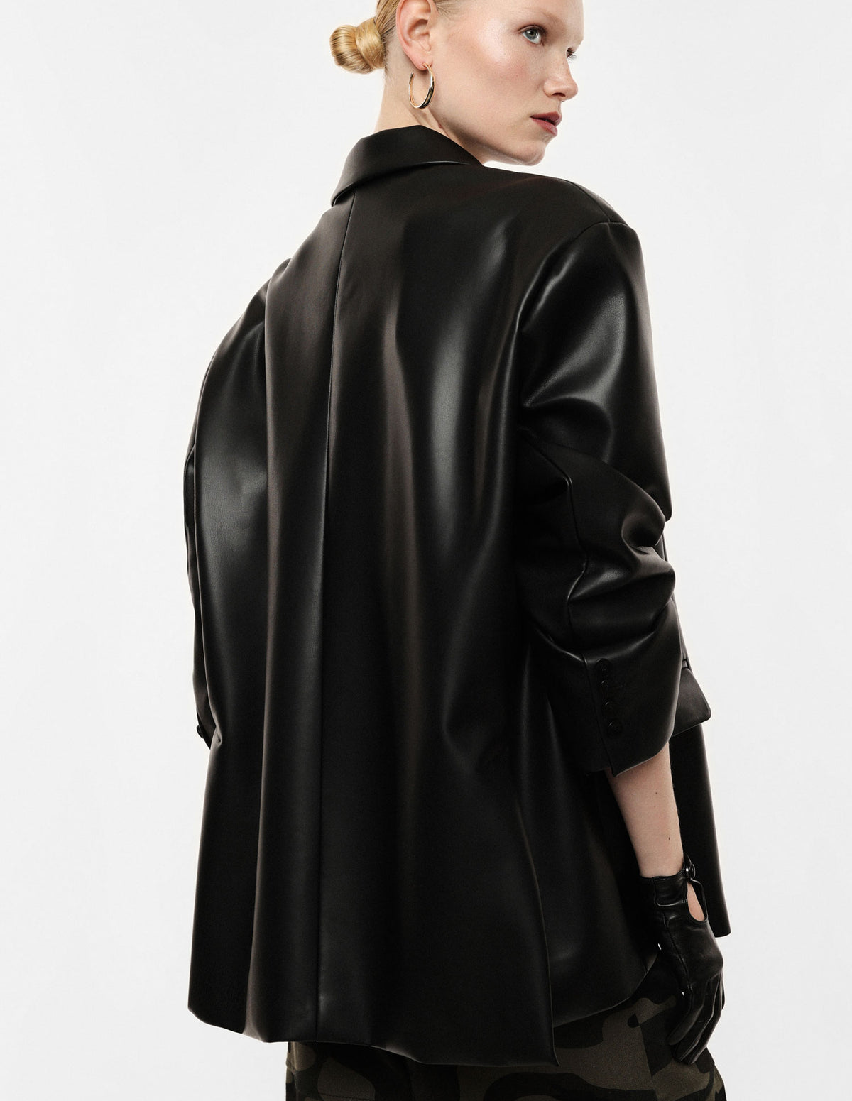 Blazer oversize en cuir synthétique porté de dos – Noir – Imperial Femme