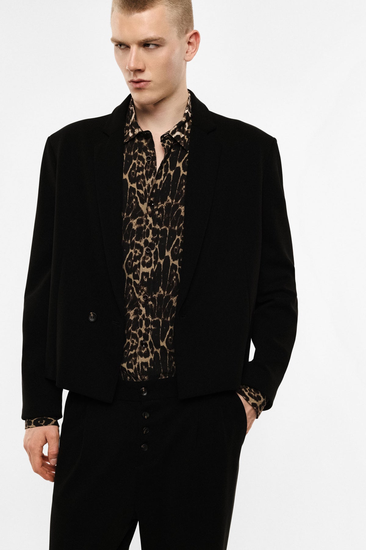 Blazer court droit un bouton porté, détail – Imperial Homme