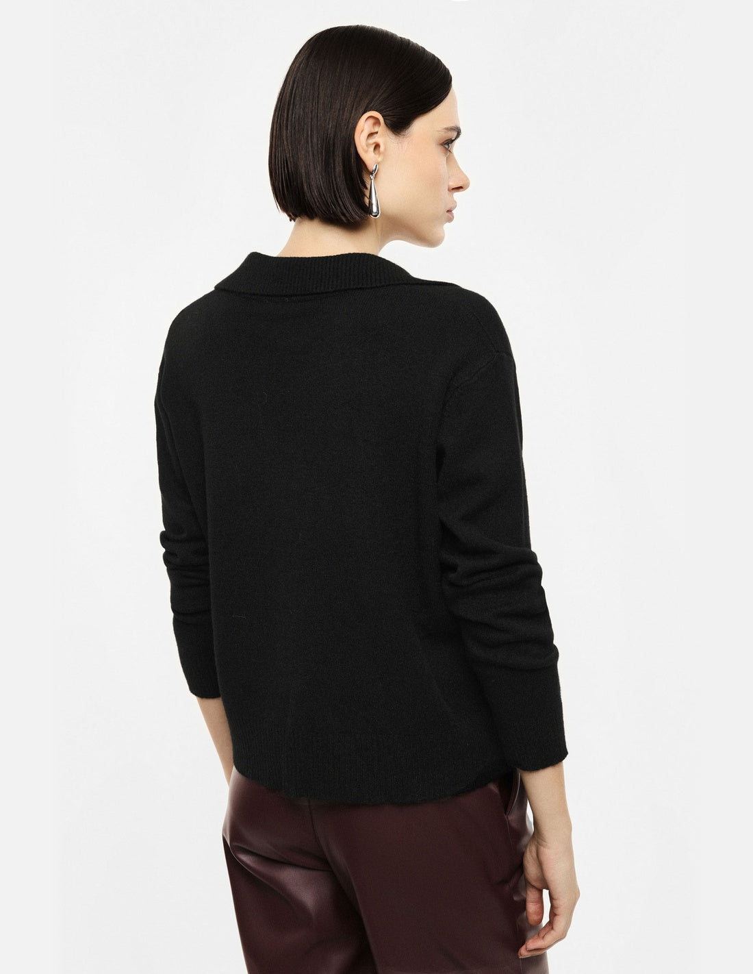 Pull col polo en maille fine, porté de dos