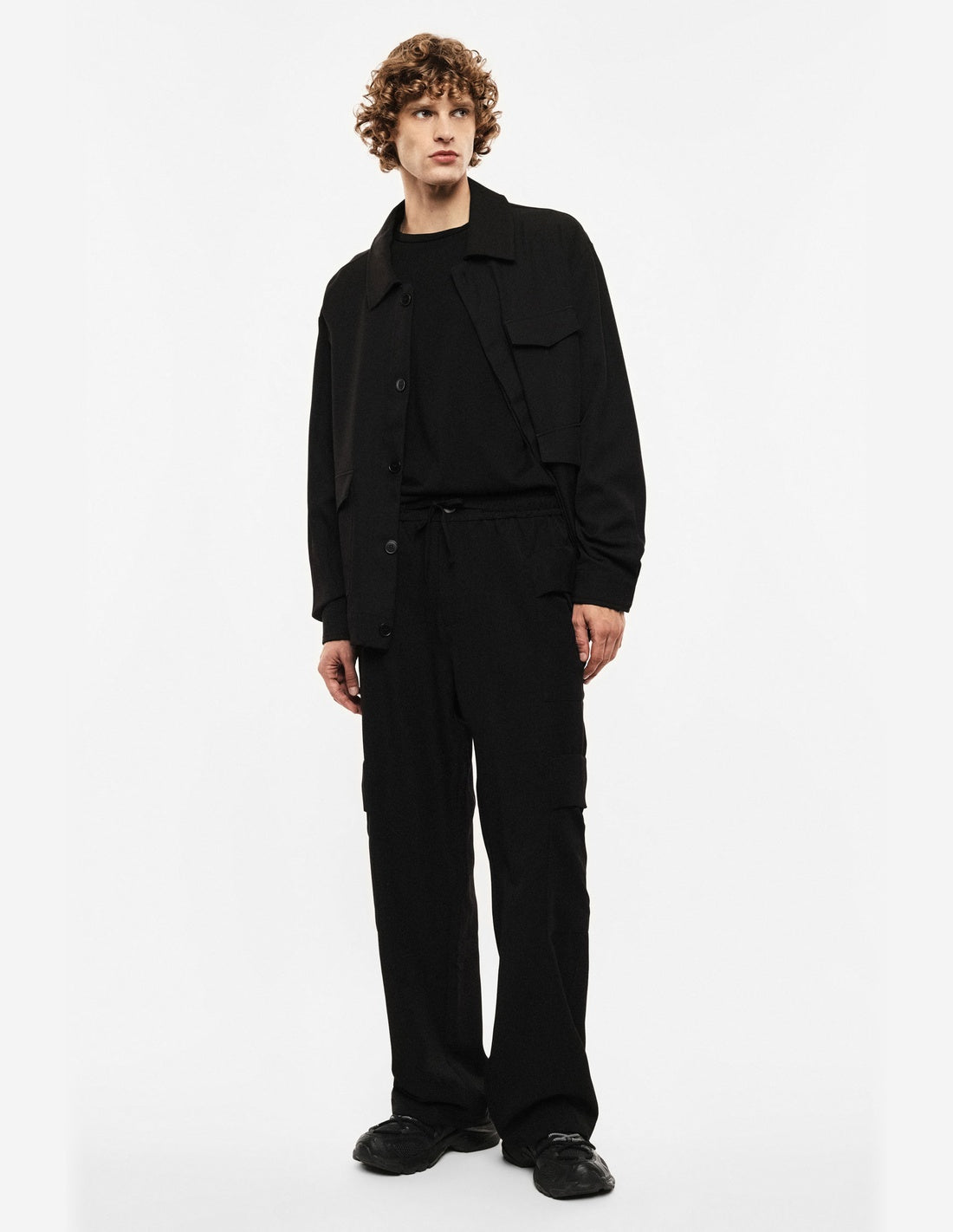 Pantalon cargo homme, porté de face