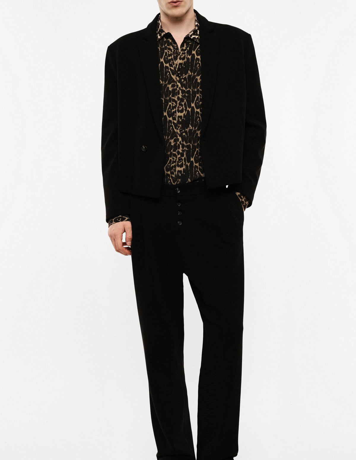 Pantalon droit à pinces et braguette boutonnée porté, détail – Imperial Homme