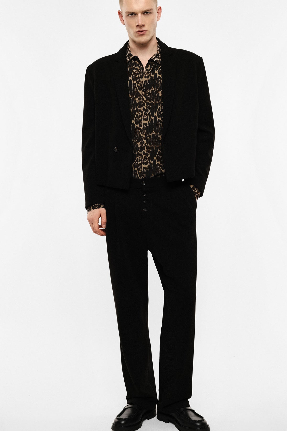 Pantalon droit à pinces et braguette boutonnée porté, détail – Imperial Homme