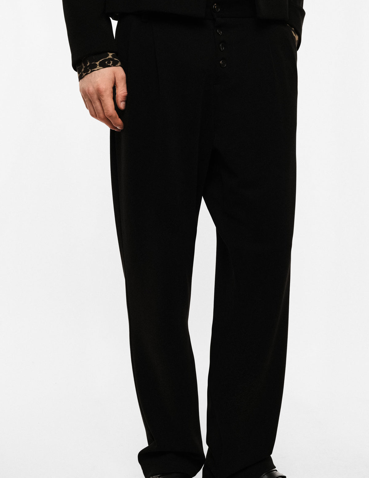 Pantalon droit à pinces et braguette boutonnée porté, vue de côté – Imperial Homme