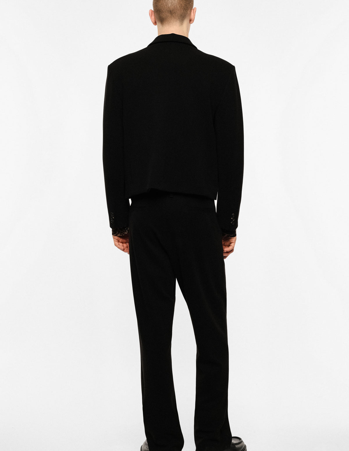 Pantalon droit à pinces et braguette boutonnée porté, vue de dos – Imperial Homme