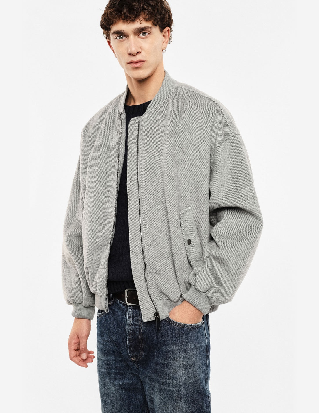 Blouson zippé à bords côtes, détail porté