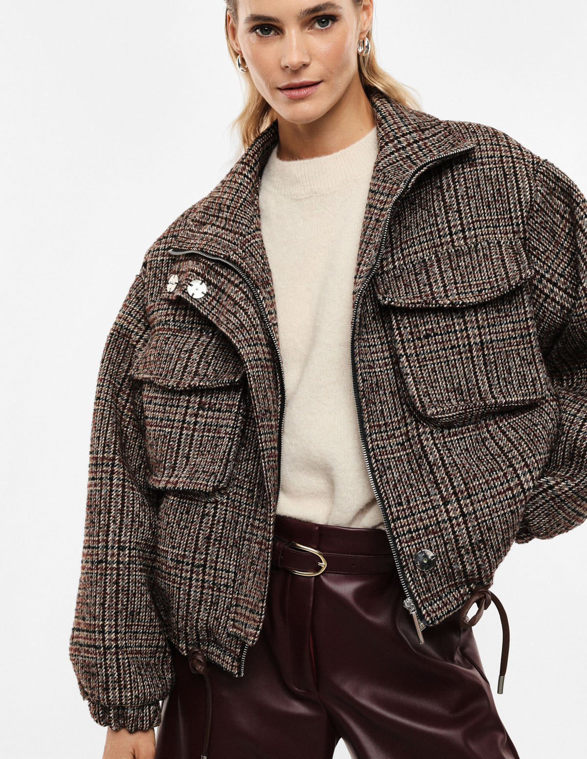 Blouson court à carreaux en laine mélangée porté de face – Beige et bordeaux – Imperial Femme