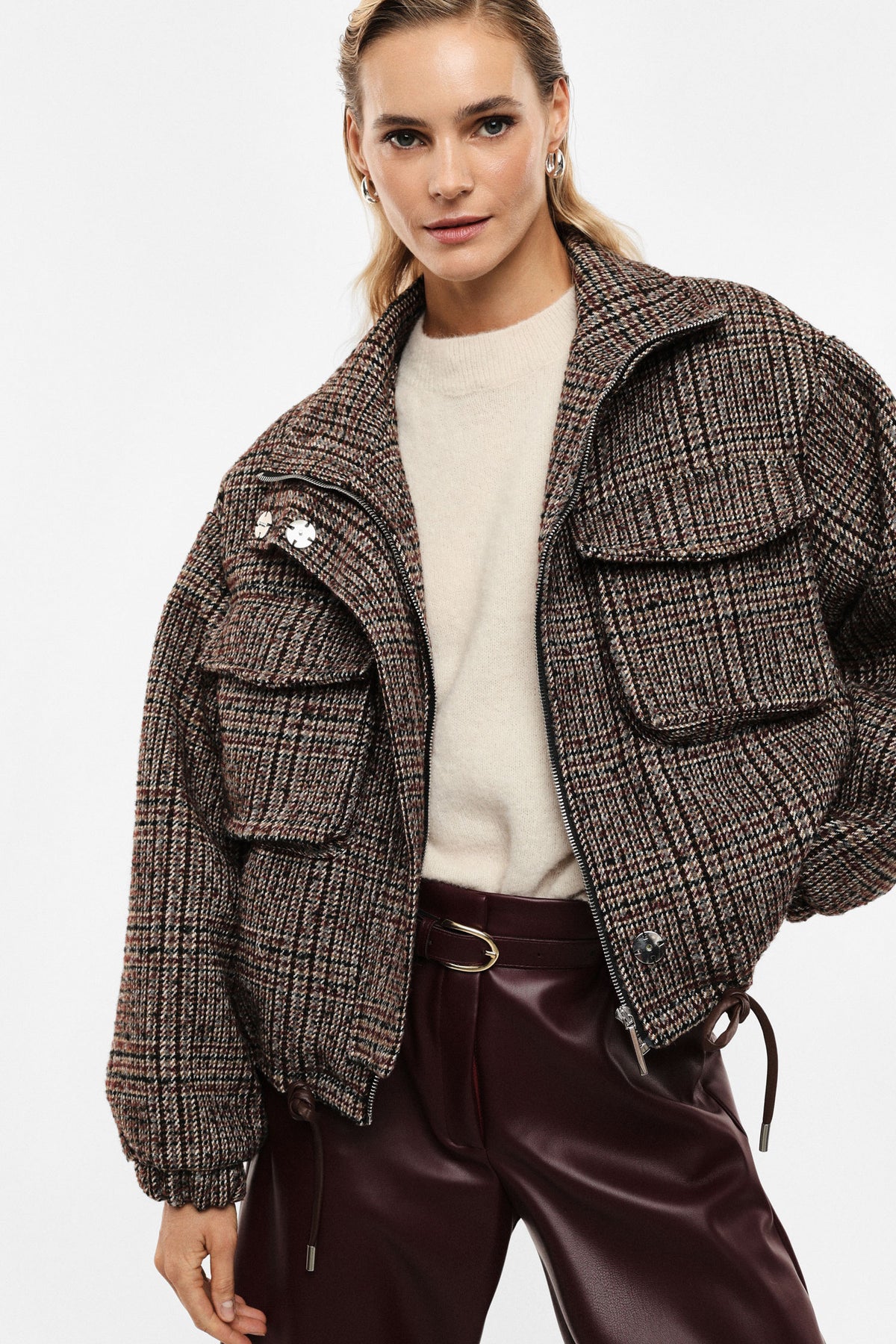 Blouson court à carreaux en laine mélangée porté de face – Beige et bordeaux – Imperial Femme