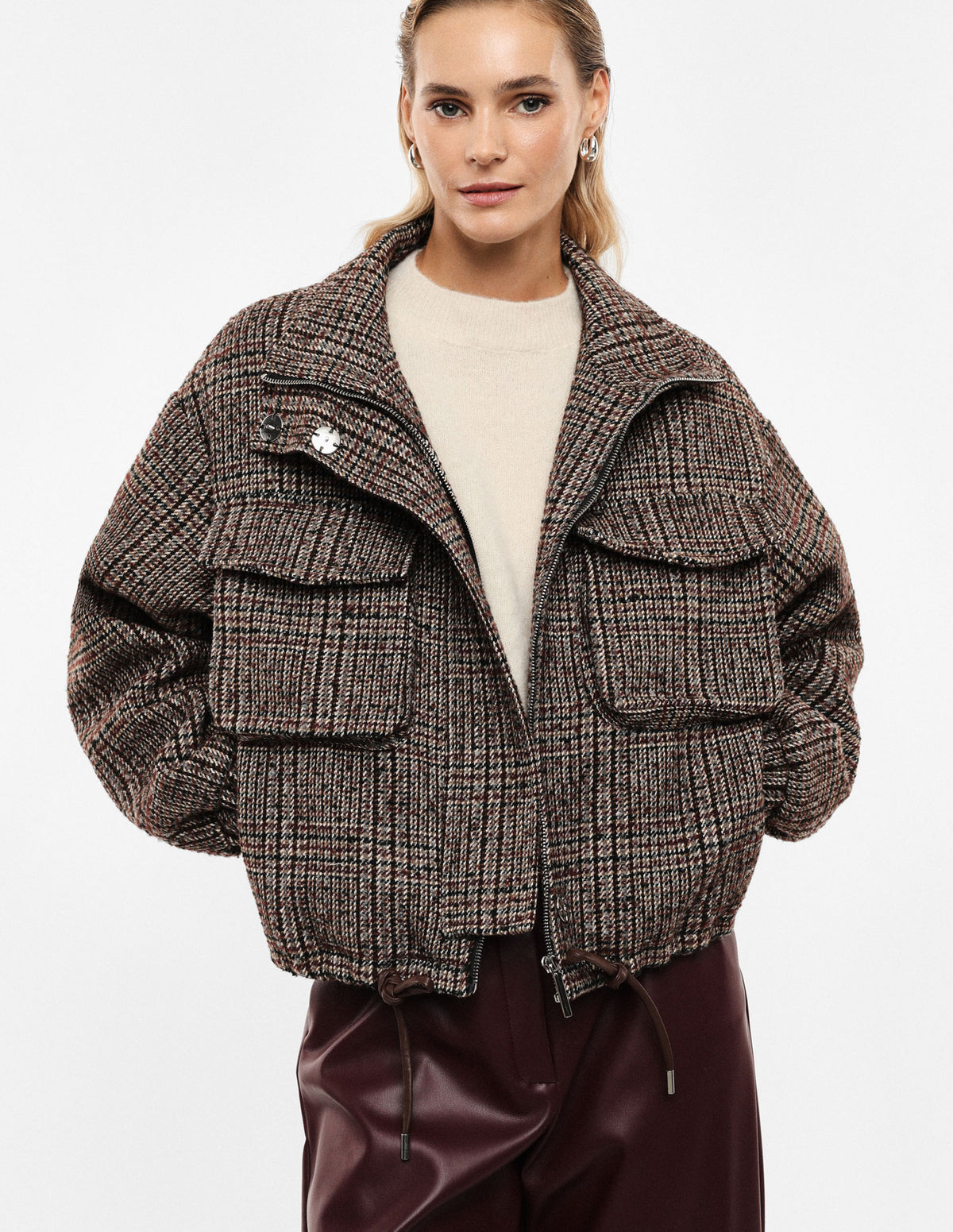 Blouson court à carreaux en laine mélangée, détail – Beige et bordeaux – Imperial Femme