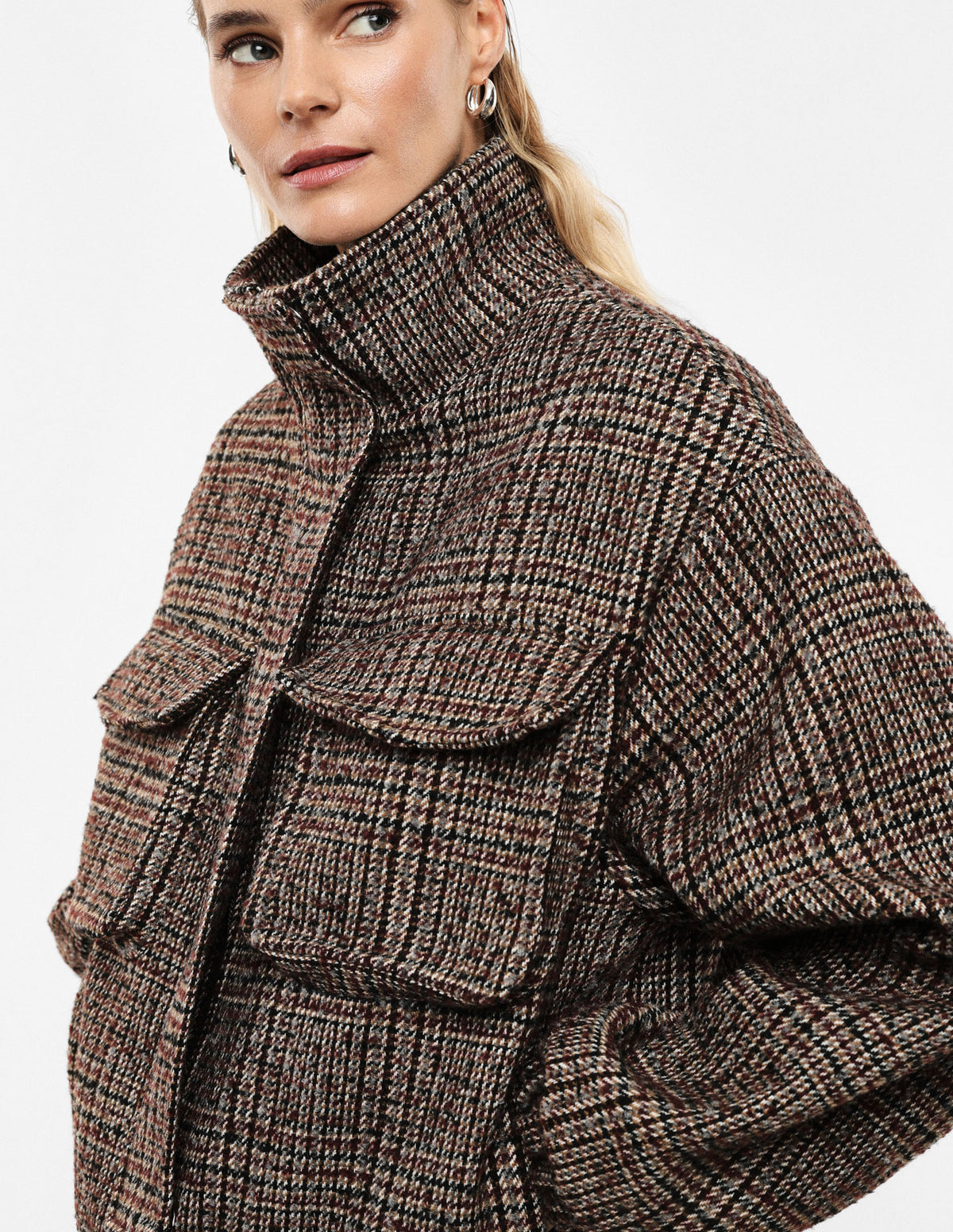 Blouson court à carreaux en laine mélangée porté de profil – Beige et bordeaux – Imperial Femme