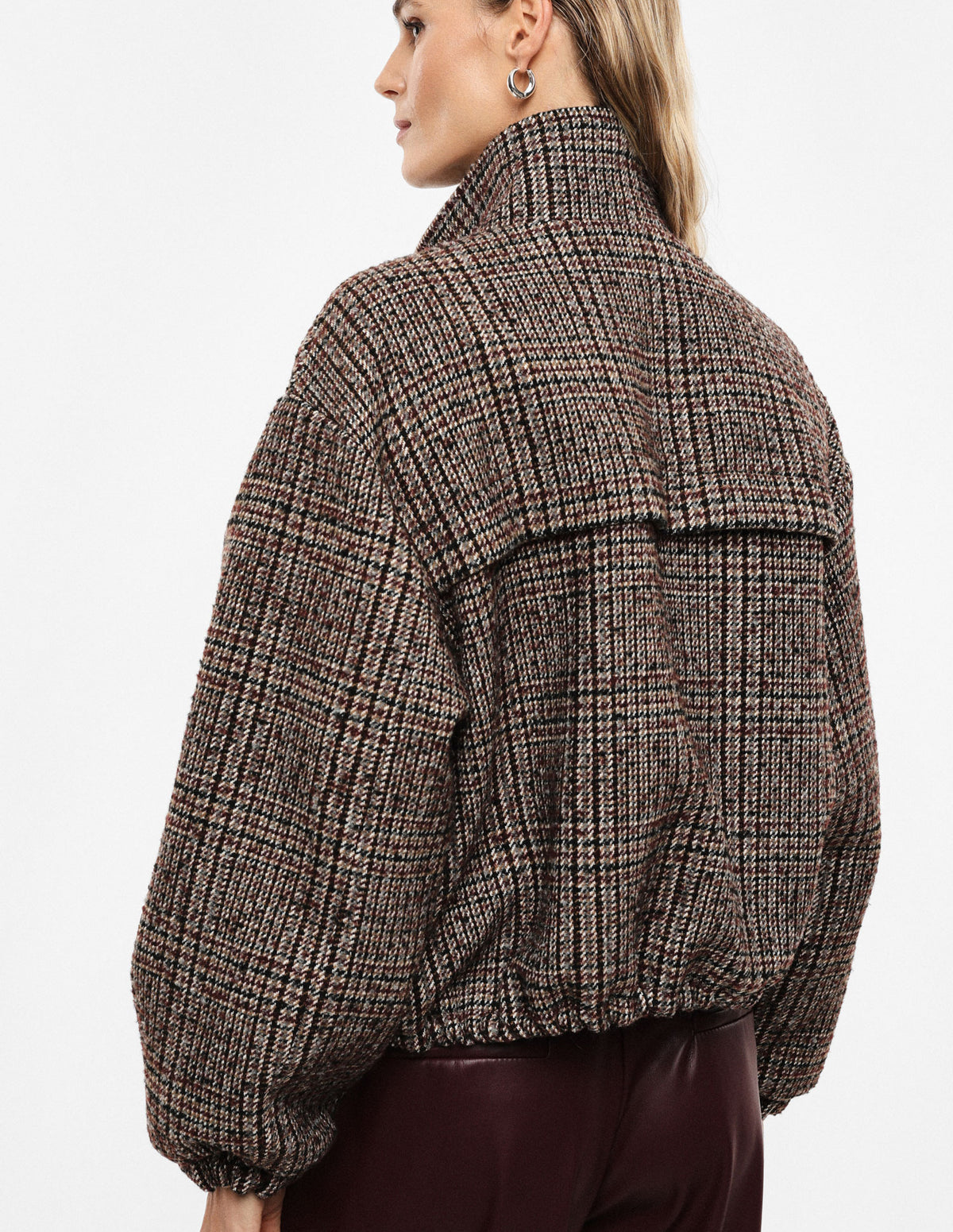 Blouson court à carreaux en laine mélangée porté de dos – Beige et bordeaux – Imperial Femme