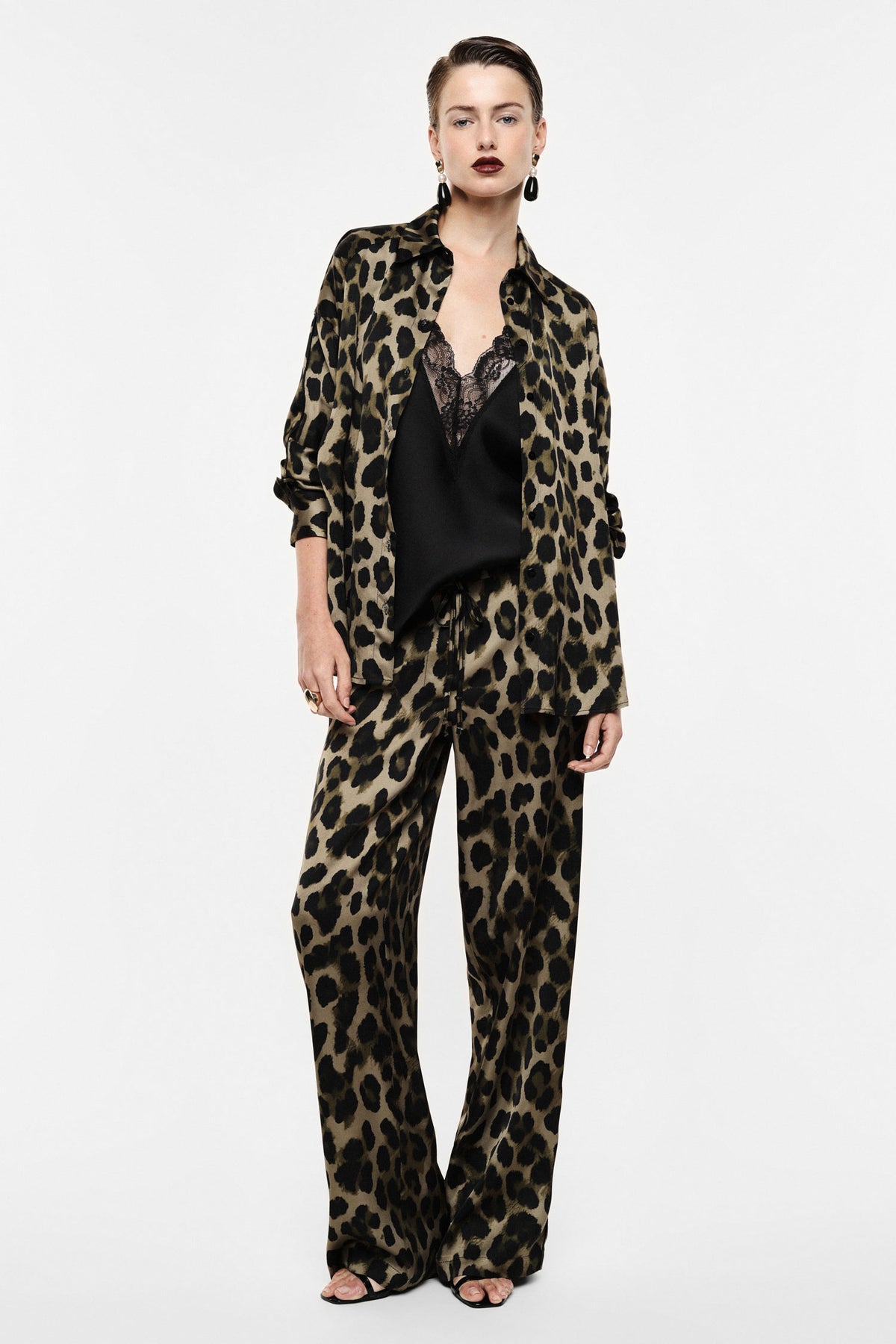 Pantalon fluide imprimé léopard en viscose porté – Imperial Femme