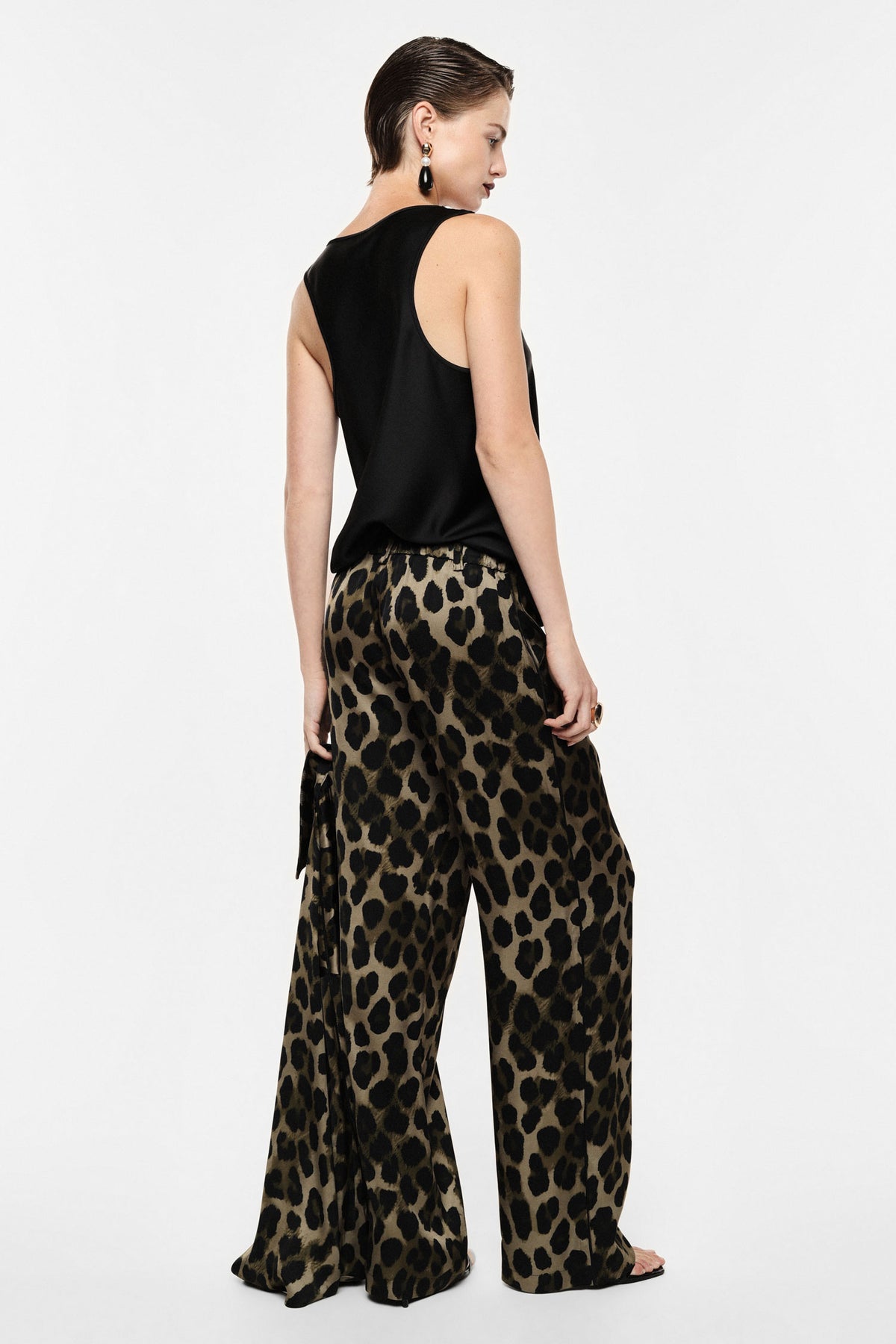 Pantalon fluide imprimé léopard en viscose porté, vue de dos – Imperial Femme