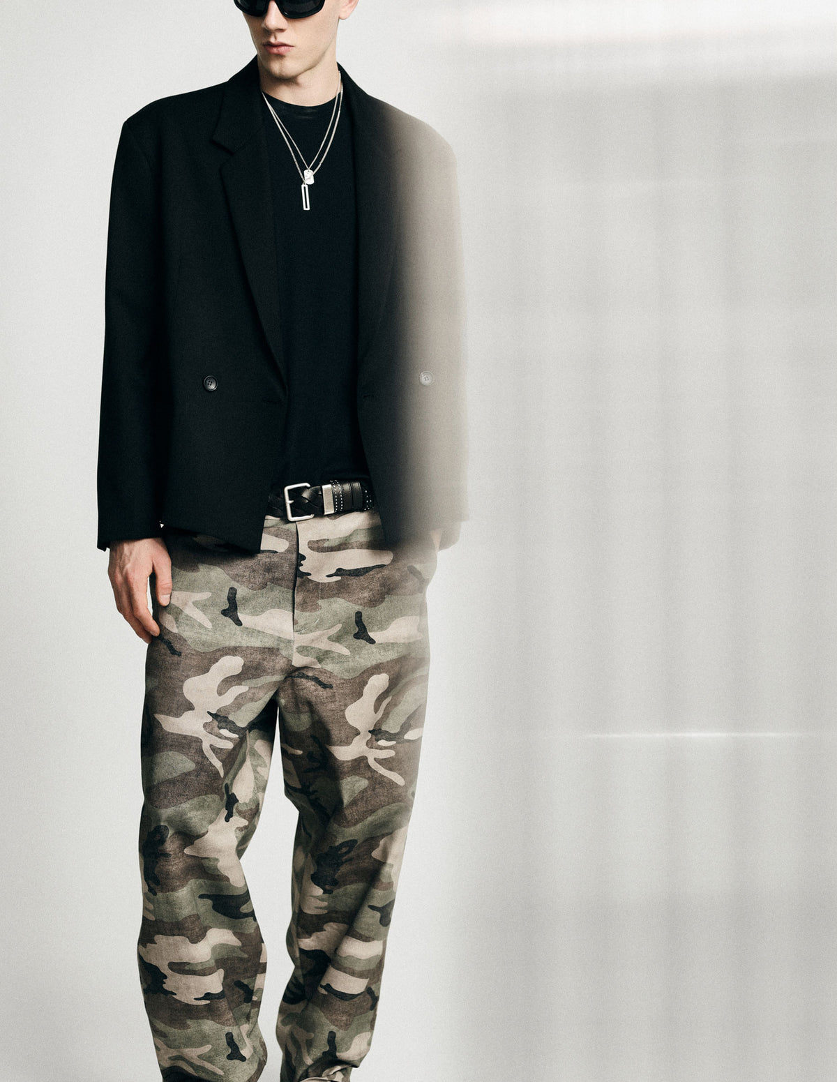 Pantalon ample imprimé camouflage porté – Imperial Homme