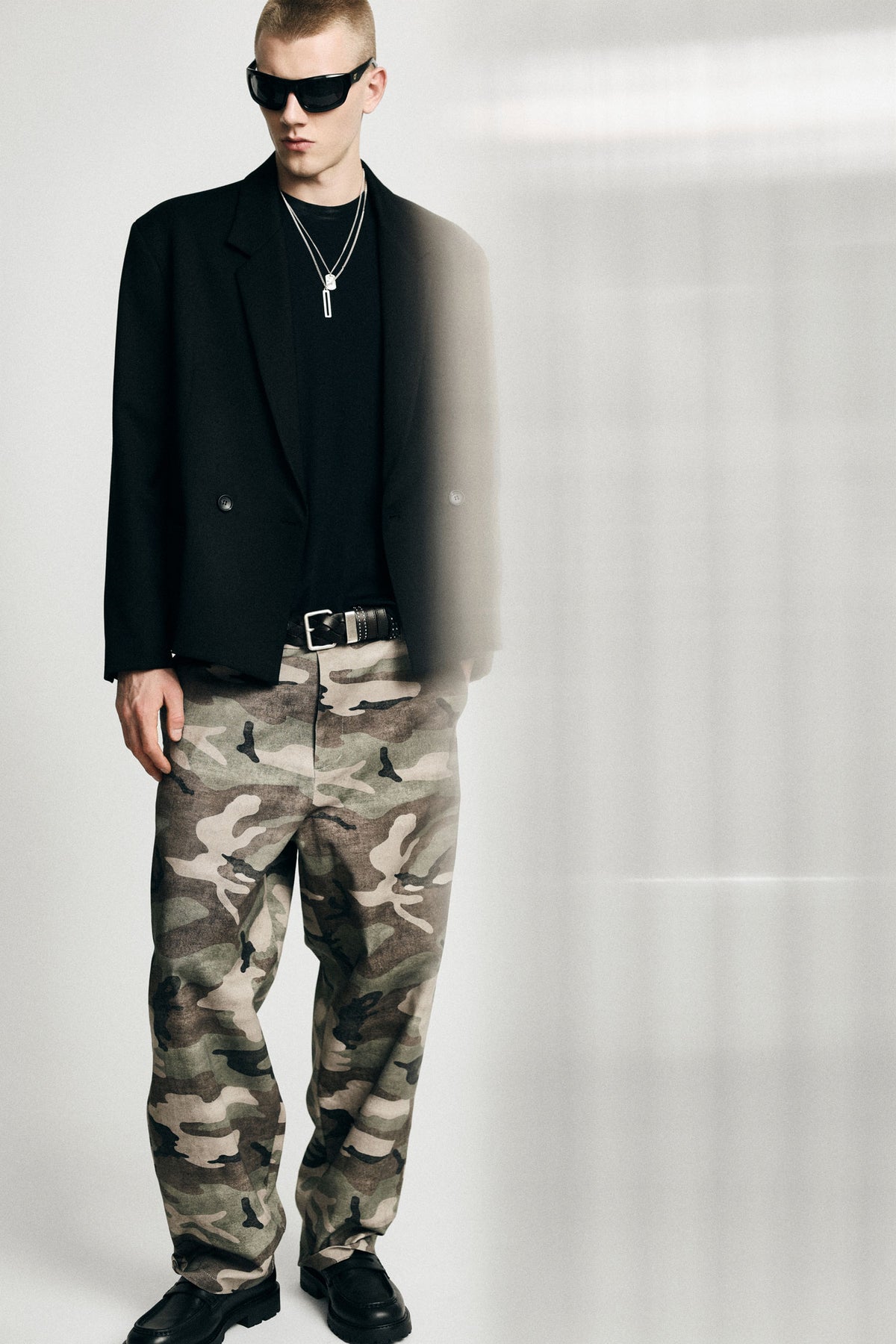 Pantalon ample imprimé camouflage porté – Imperial Homme