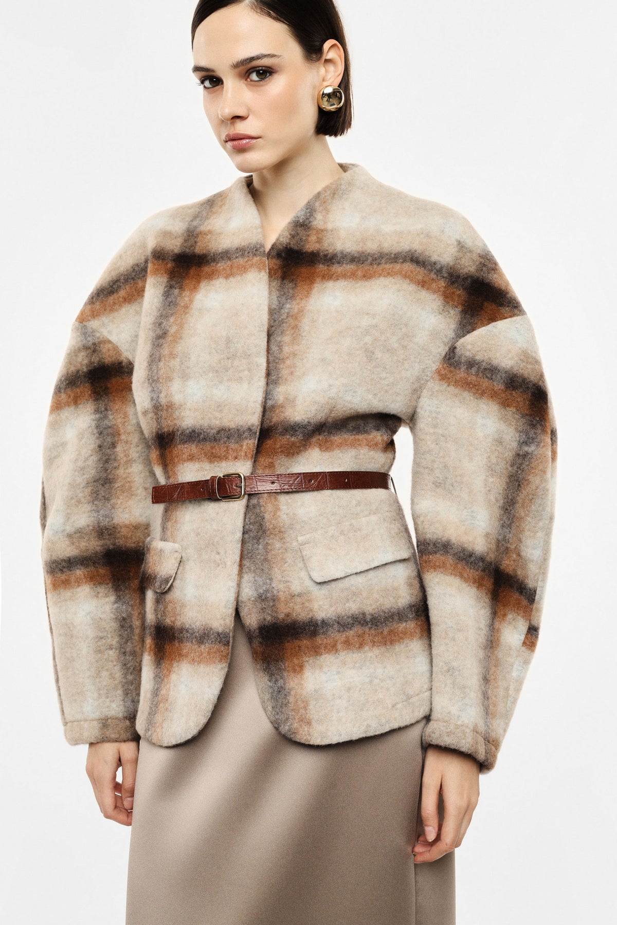 Veste ceinturée à carreaux en lainage portée, face – Beige et marron – Imperial Femme