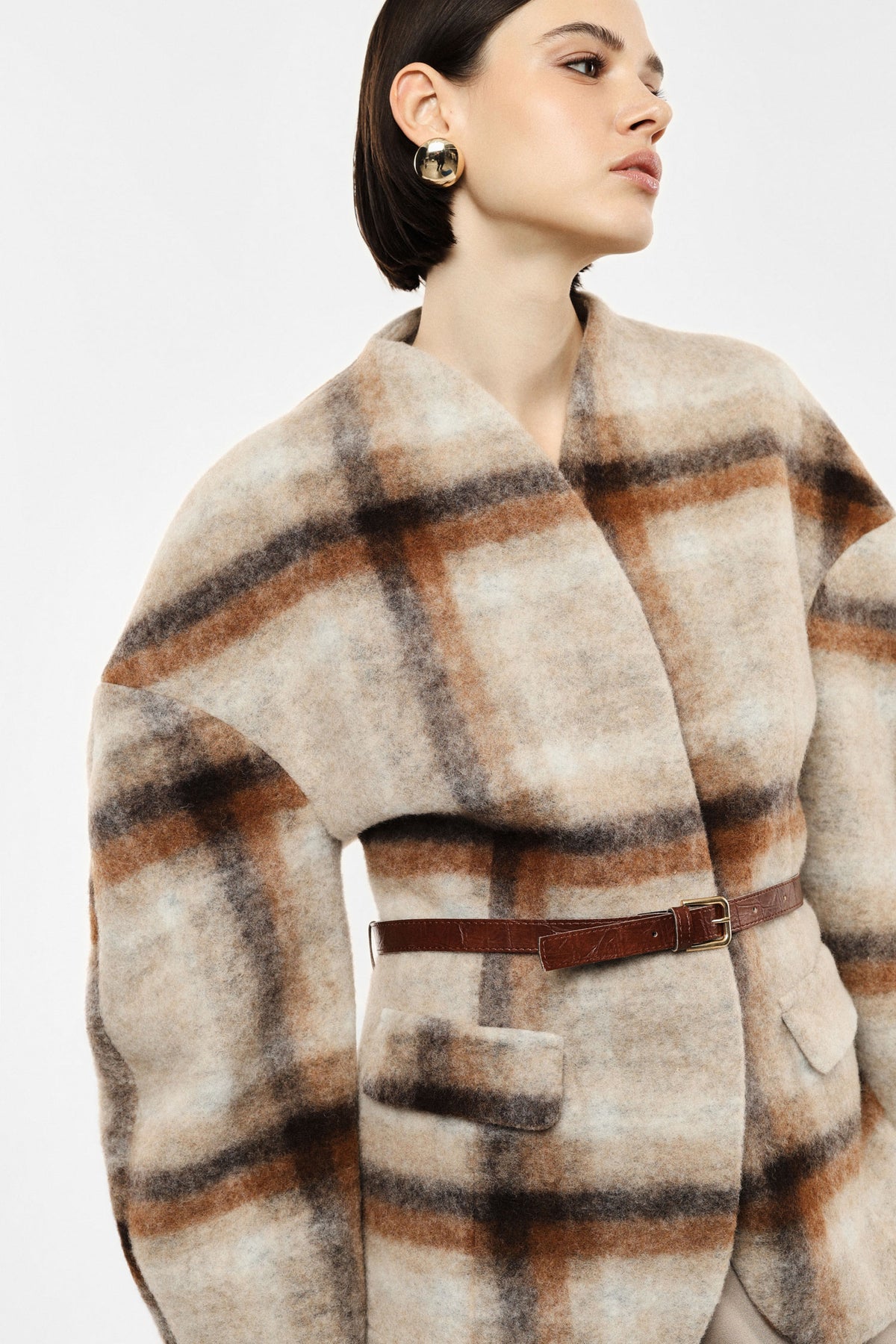 Veste ceinturée à carreaux en lainage portée, détail – Beige et marron – Imperial Femme