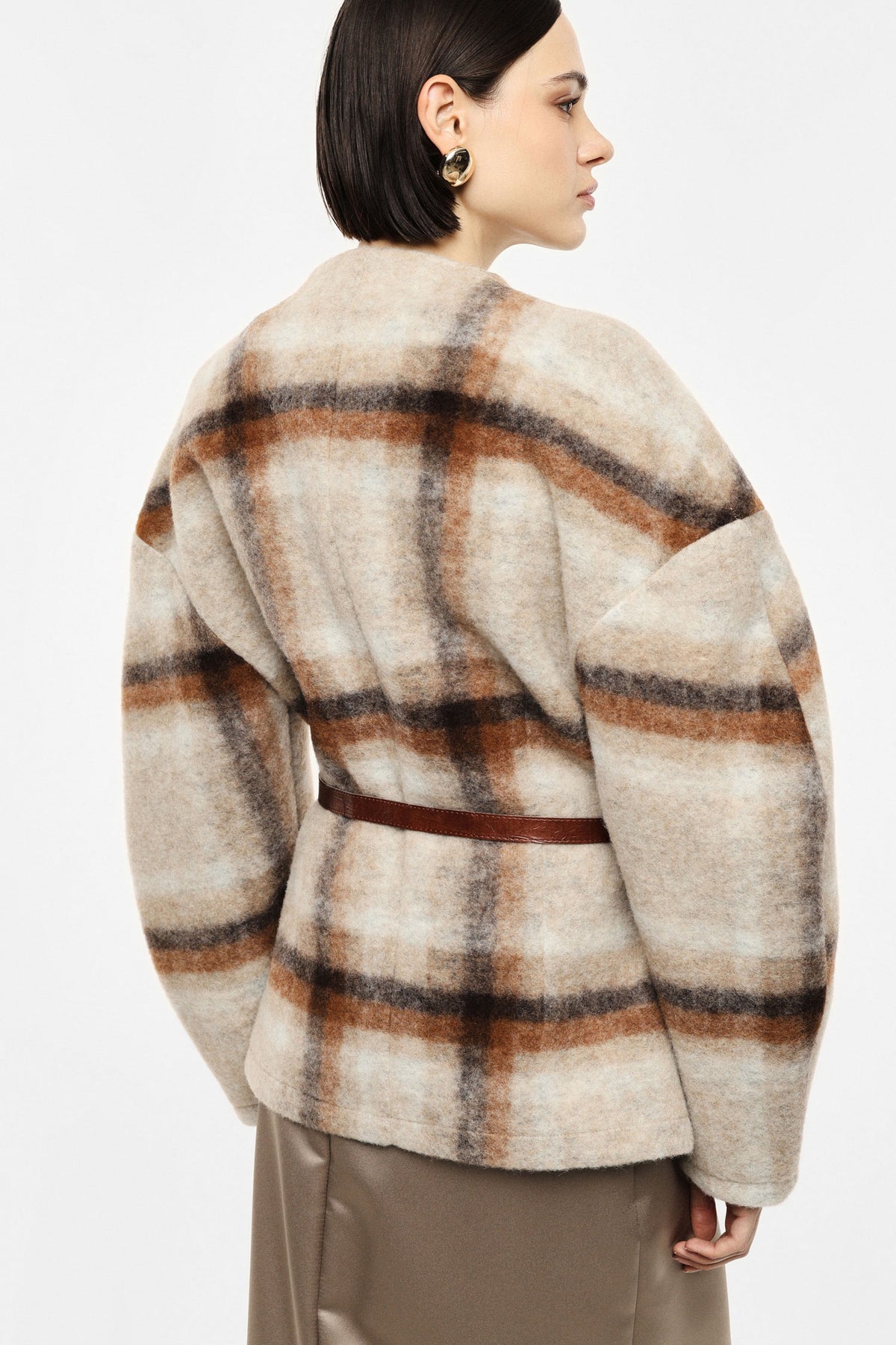Veste ceinturée à carreaux en lainage portée, dos – Beige et marron – Imperial Femme
