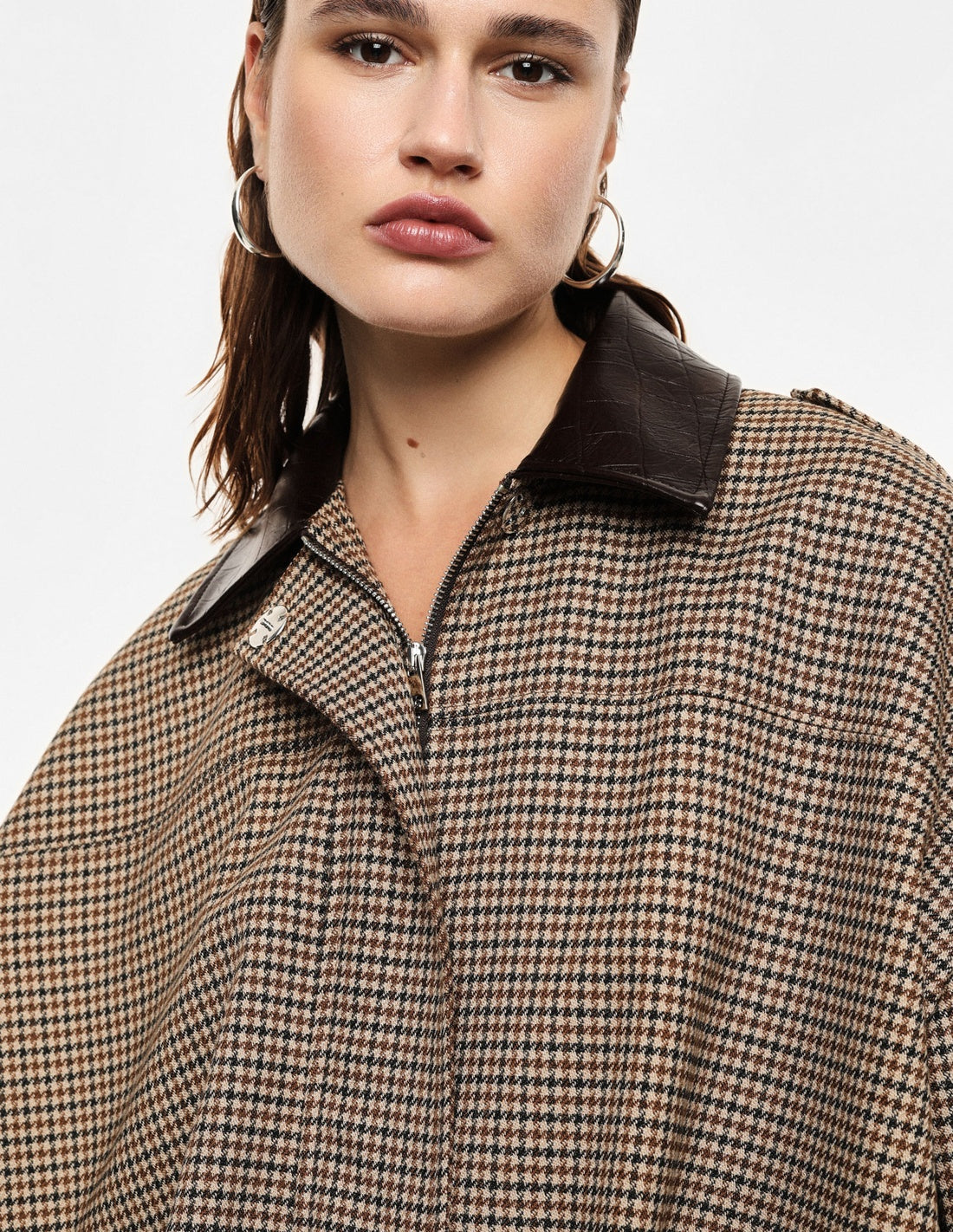 Blouson court pied-de-poule col éco-cuir croco, détail porté