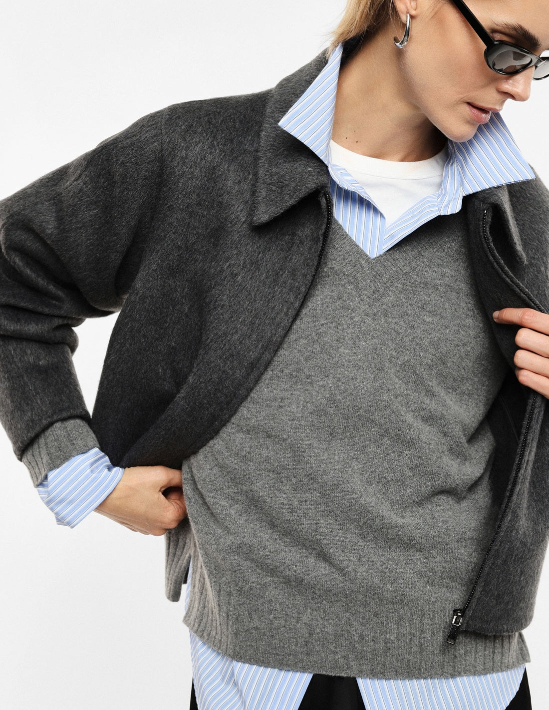 Blouson court zippé à col pointe en drap, détail porté