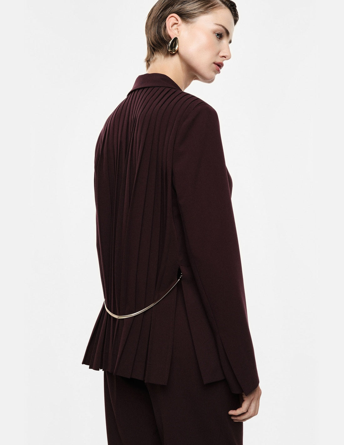 Blazer dos plissé à chaîne, porté de dos – coloris bordeaux, épuisé