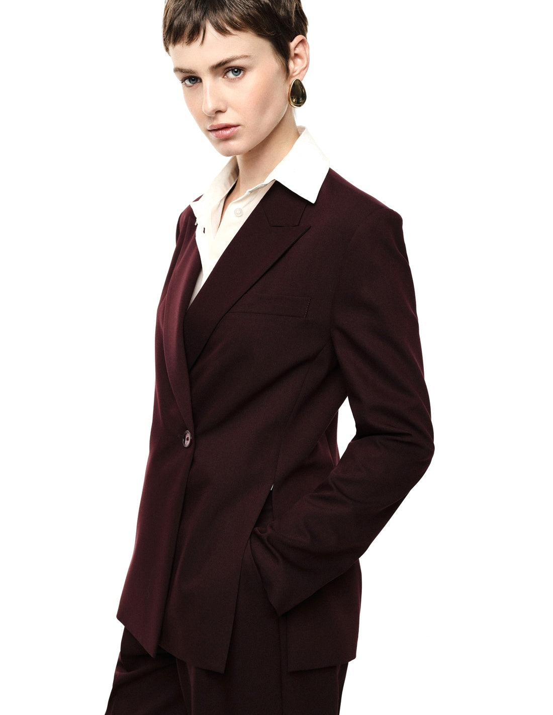 Veste croisée en draperie de tailleur portée, profil – bordeaux – Imperial Femme