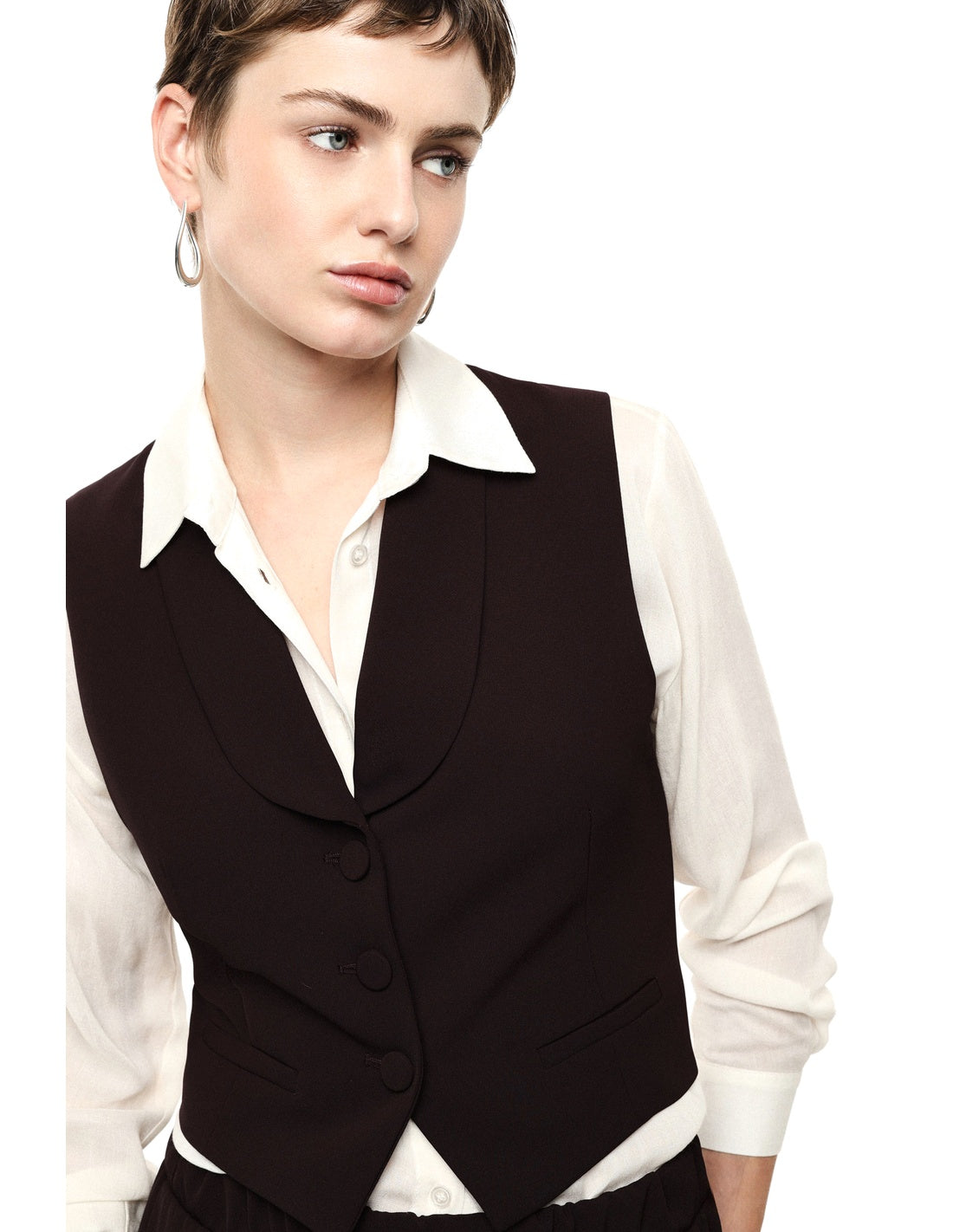 Gilet tailleur ajusté col châle en crêpe porté, face – bordeaux – Imperial Femme