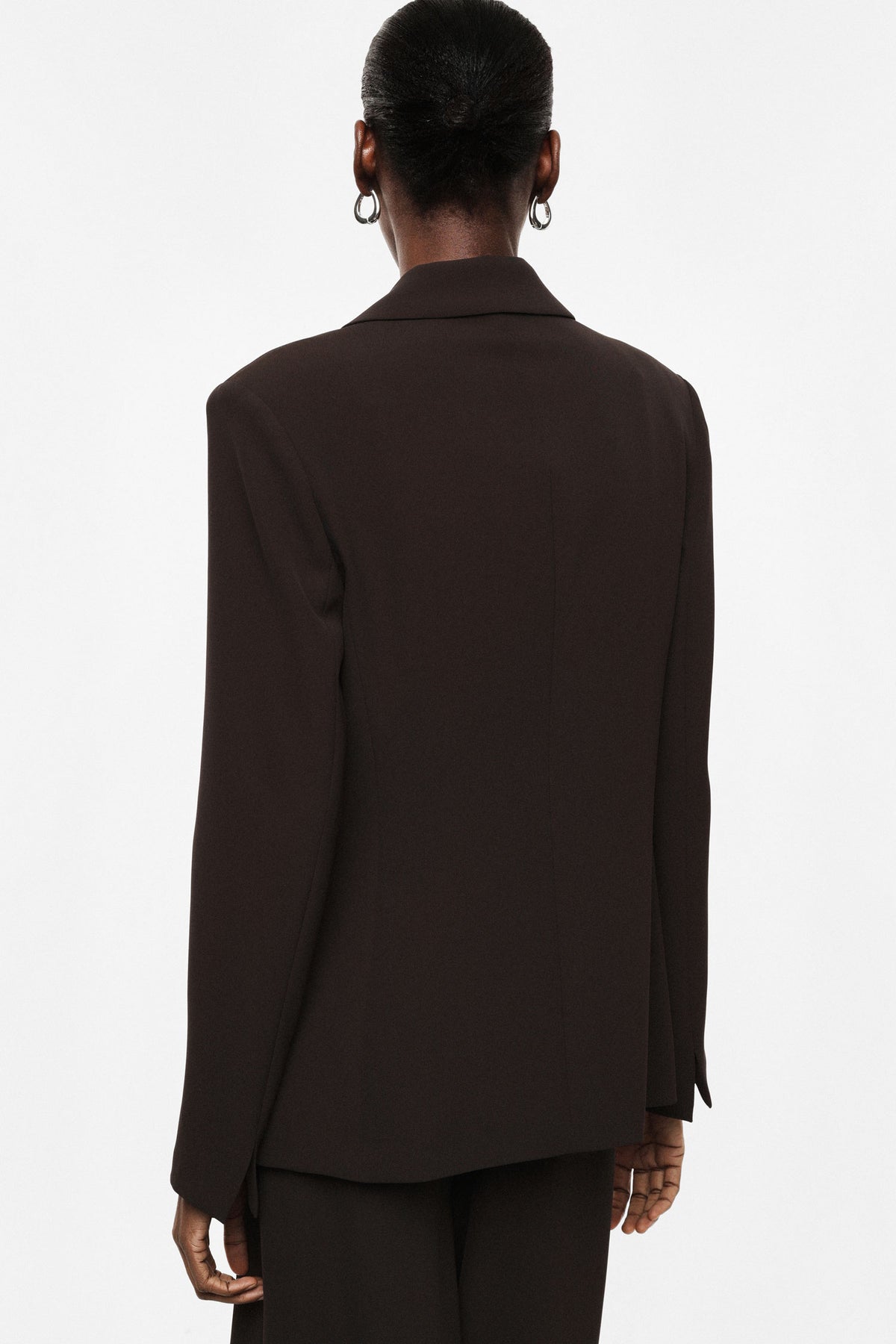 Blazer poches à rabat en crêpe fluide porté, dos – Marron – Imperial Femme