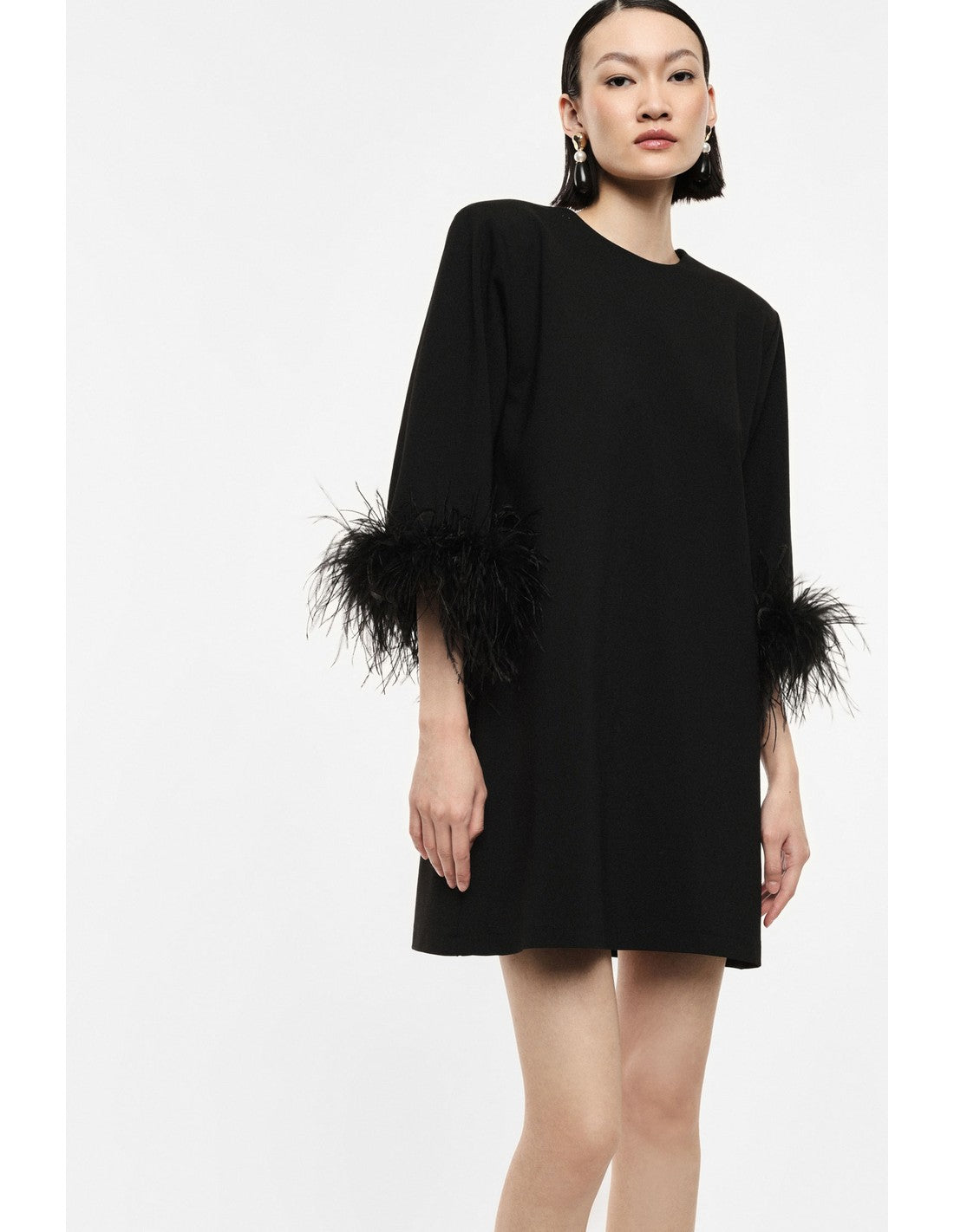 Robe courte droite à poignets en plumes portée, de trois quarts – Noir – Imperial Femme