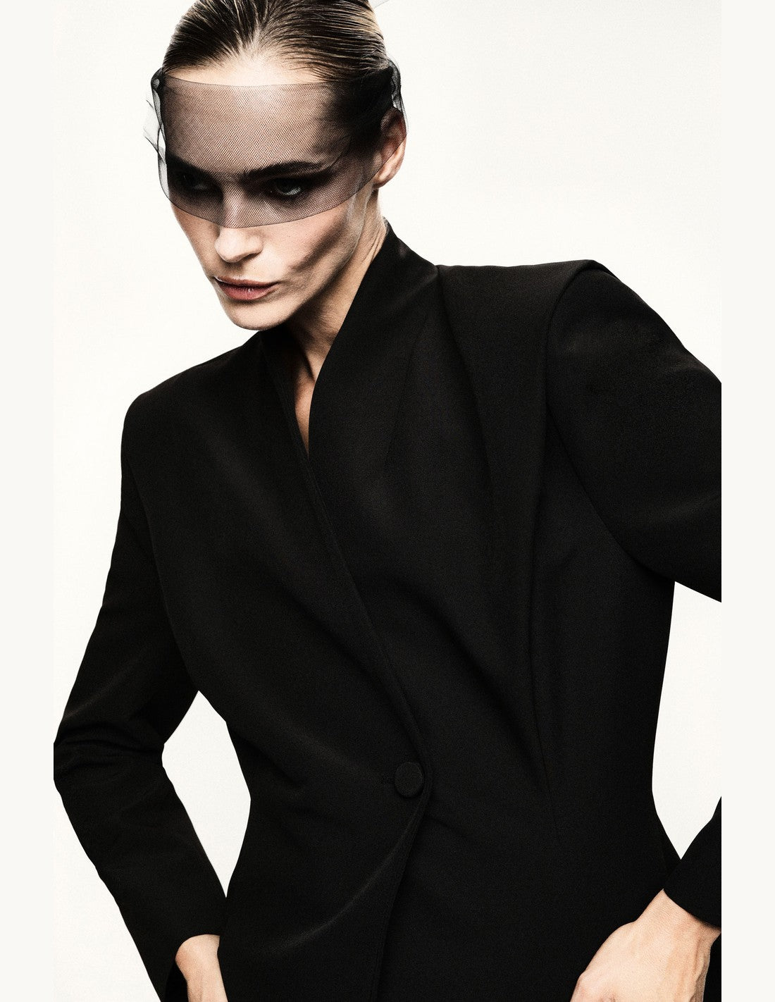 Blazer un bouton col montant épaules marquées noir porté, autre vue – Imperial Femme