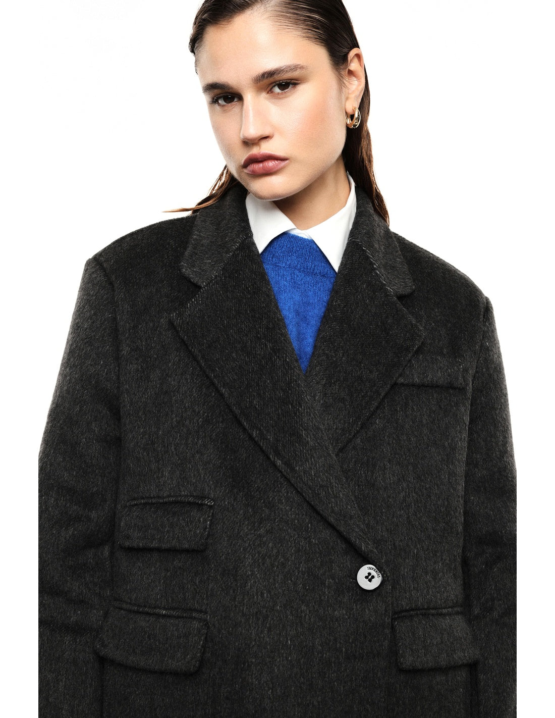Manteau court croisé en drap façon poil de chameau porté, détail – Gris Anthracite – Imperial Femme