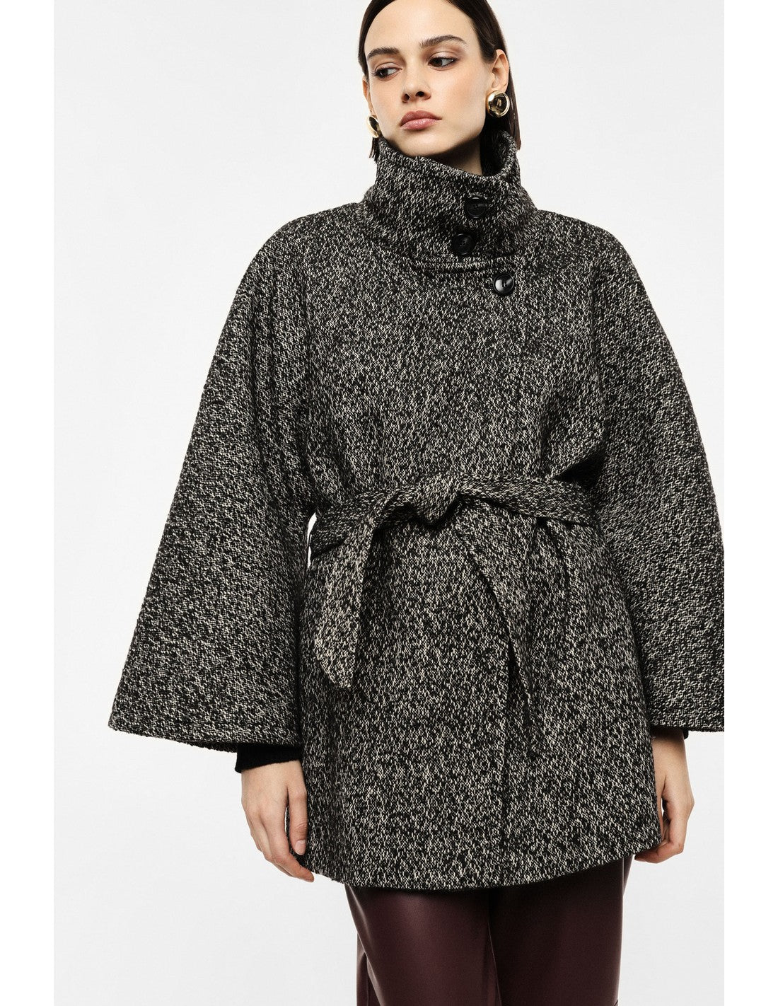 Manteau cape ceinturé à col montant porté, face – Noir et beige – Imperial Femme