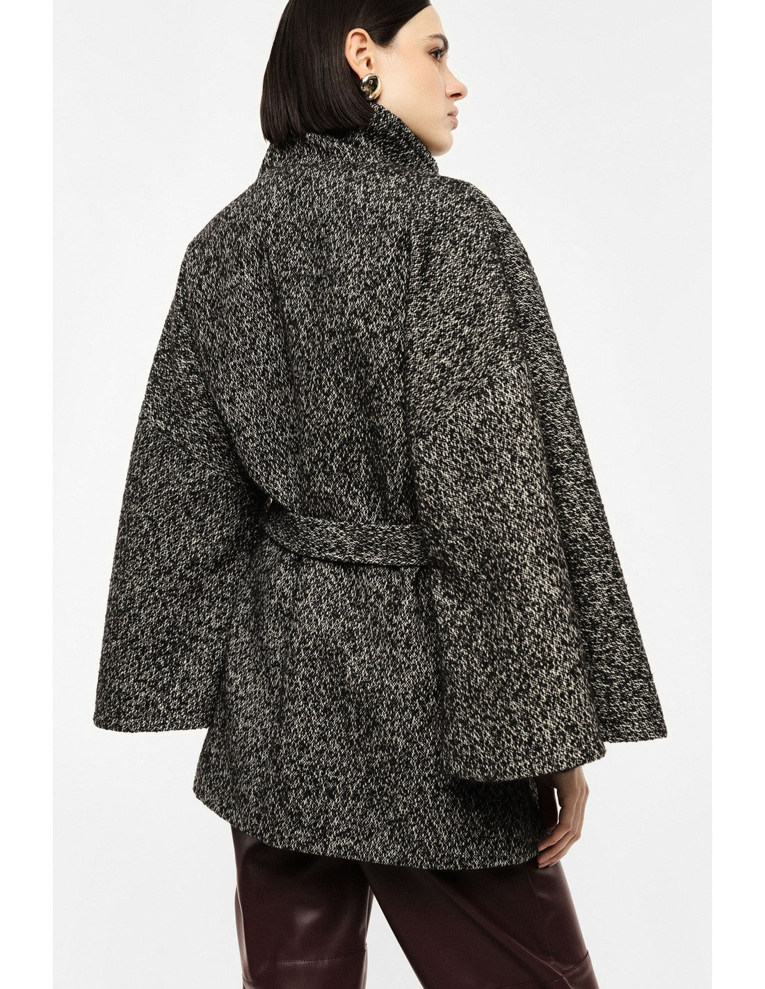 Manteau cape ceinturé à col montant porté, de trois quarts – Noir et beige – Imperial Femme