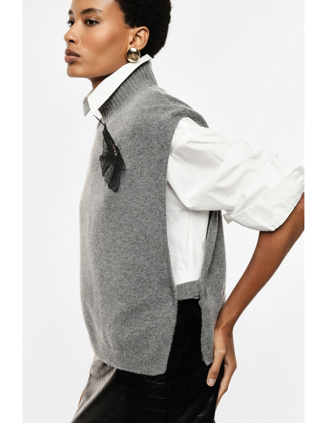 Pull sans manches à col montant et broche porté, profil – Gris chiné – Imperial Femme