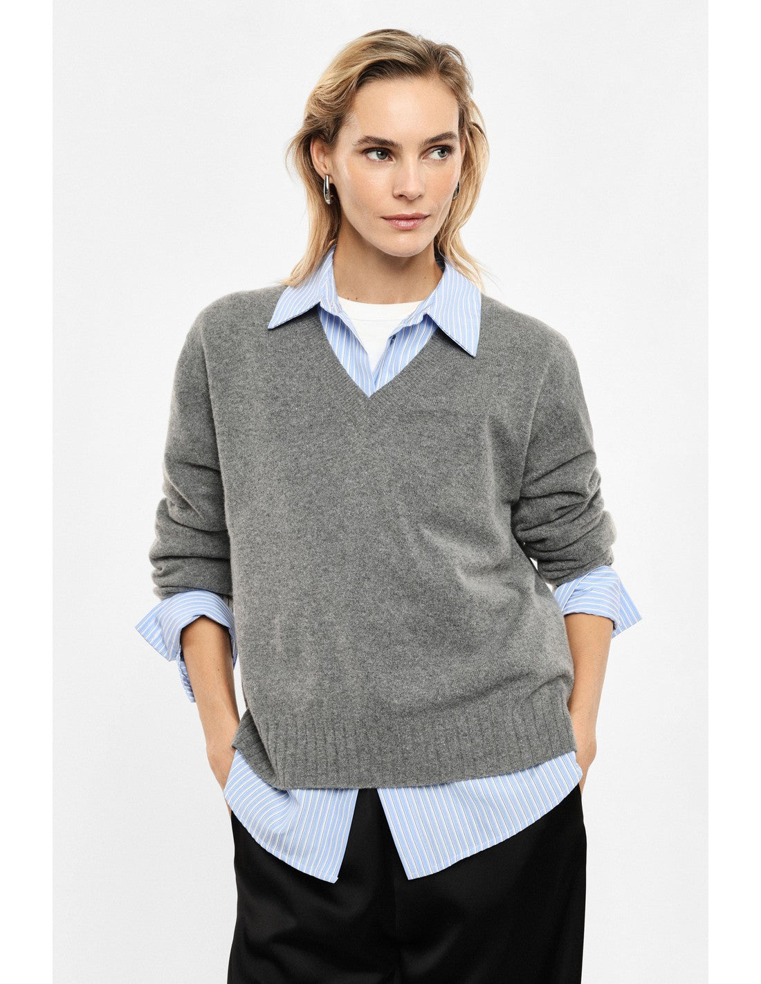 Pull col V en maille mélangée cachemire porté sur une chemise – Gris chiné – Imperial Femme