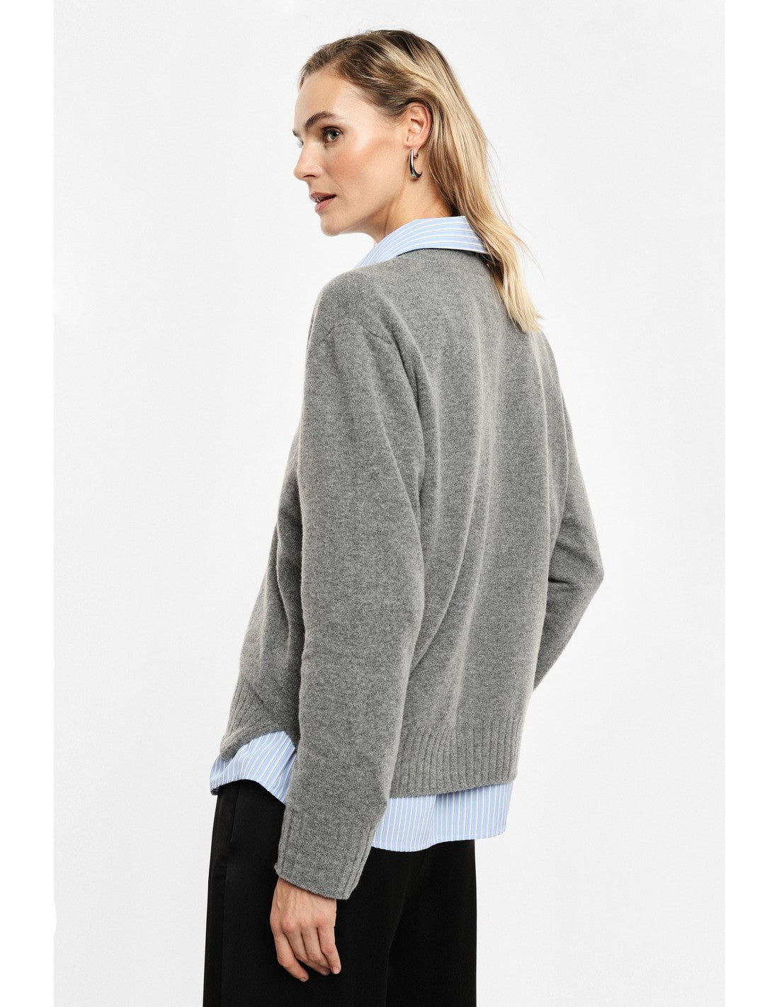 Pull col V en maille mélangée cachemire porté, dos – Gris chiné – Imperial Femme